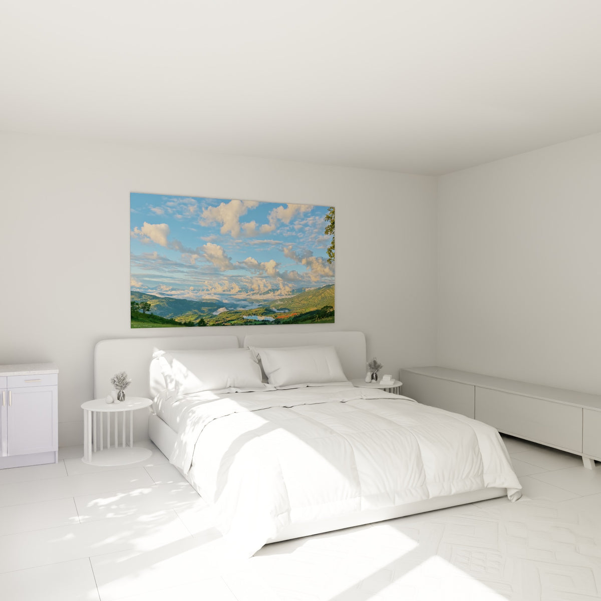 Collines vertes et ciel doré nuageux d'un paysage alpin, accroché au-dessus d'un lit dans une chambre claire