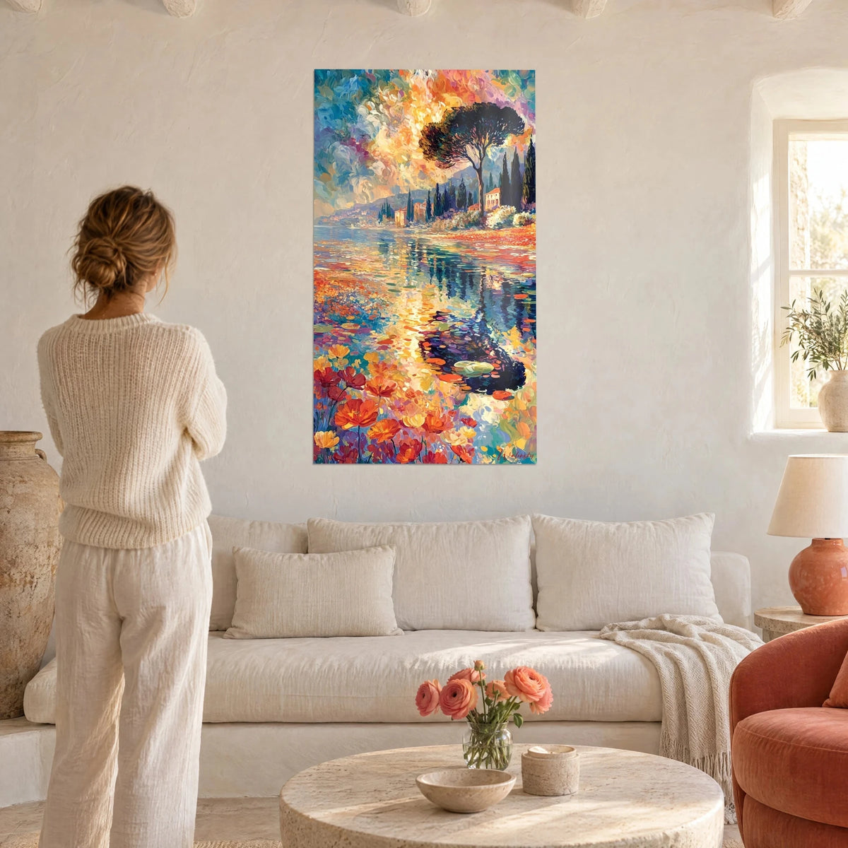 Gemälde Seespiegel mit Zypressenspiegelungen, orangefarbener und türkisfarbener Himmel, rote Mohnblumen, über einem Sofa in einem hellen Wohnzimmer