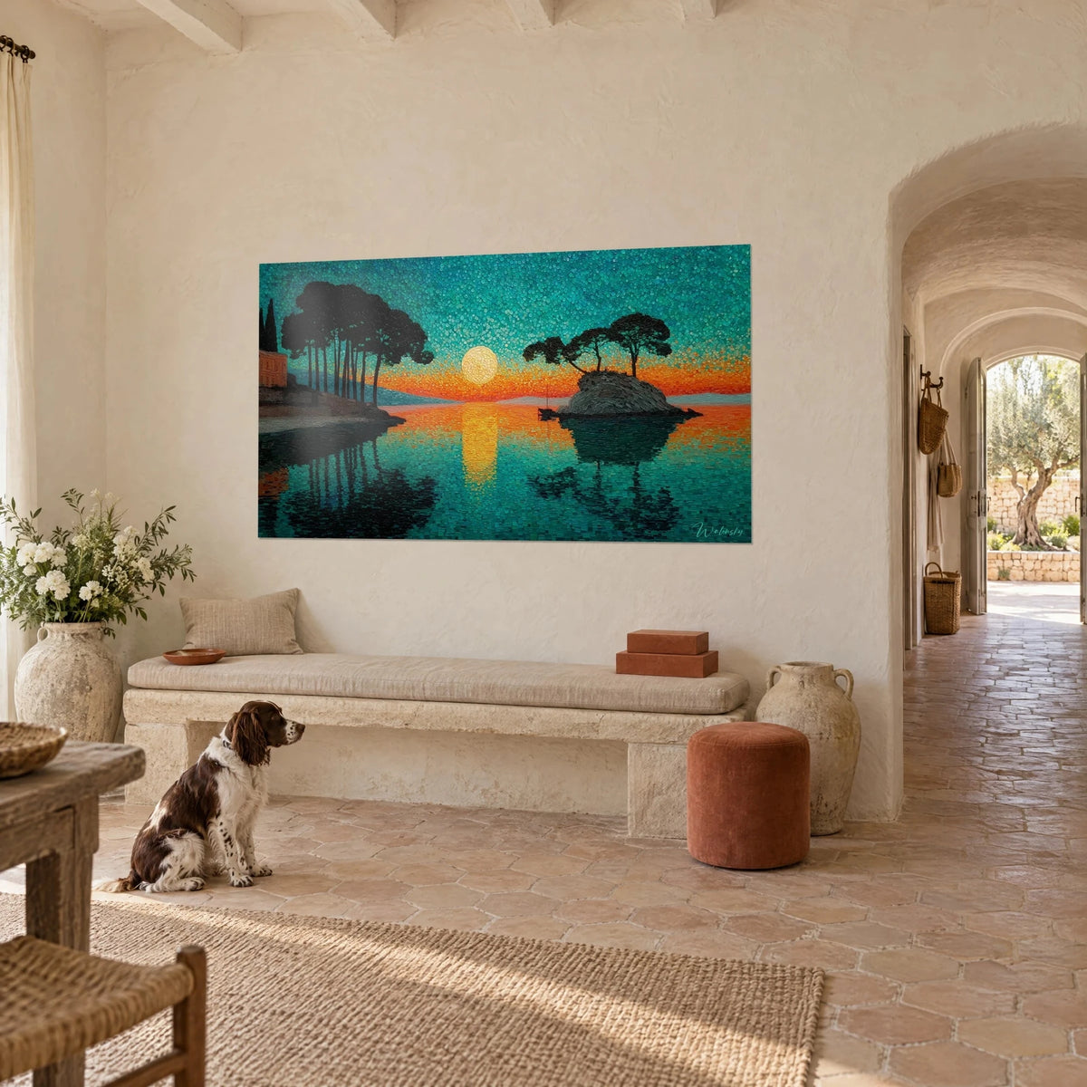 Tableau îlot rocheux sous la pleine lune dorée, mer émeraude et ciel ambre en touches pointillistes, dans un mas provençal avec un spaniel