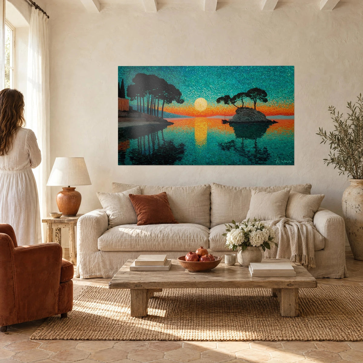 Tableau crique méditerranéenne au soleil couchant, ciel turquoise et orange, pins parasols reflétés, au-dessus d'un canapé dans un salon lumineux