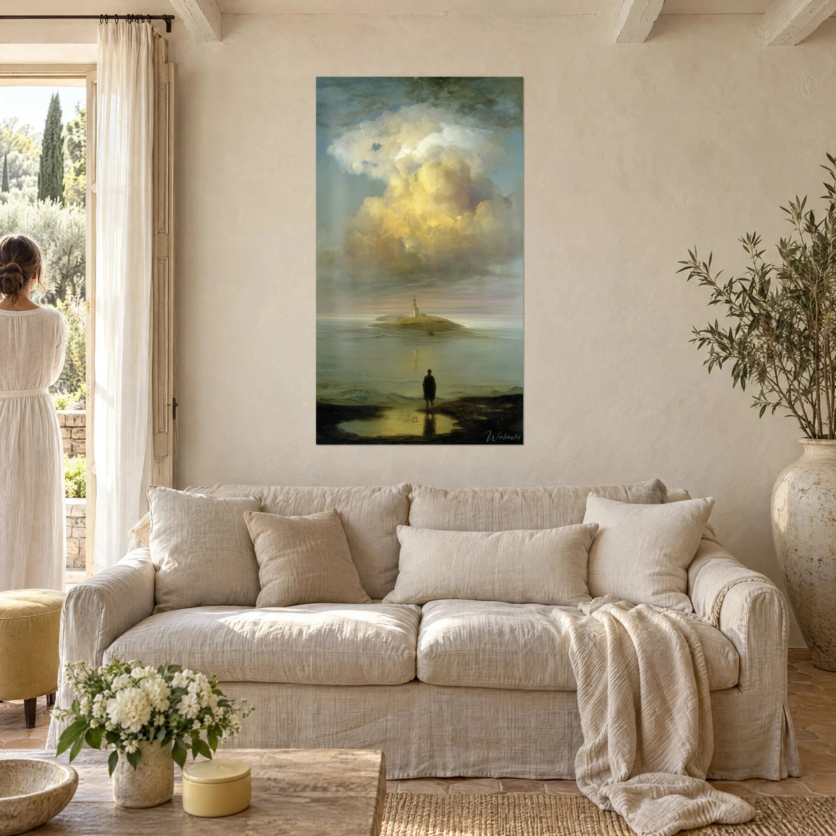 Quadro faro bianco su un isolotto, cumuli dorati e sagoma scura sulla riva, sopra un divano in un soggiorno luminoso