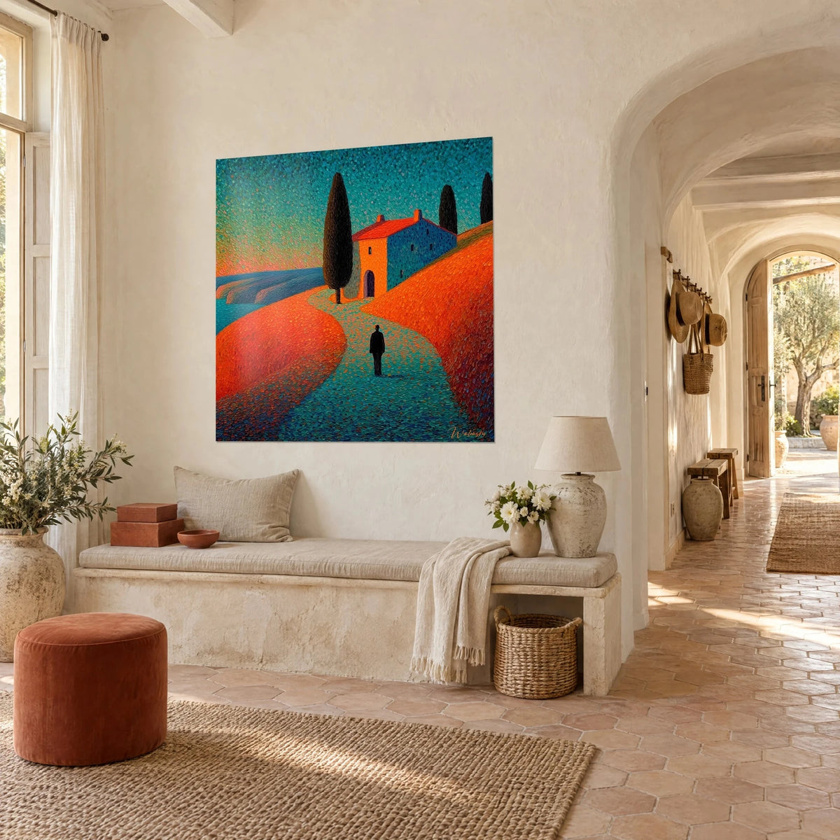 Tableau chemin sinueux turquoise bordé de collines orange flamboyant, silhouette sombre marchant vers une maison ocre, vue de trois-quarts, salle voûtée
