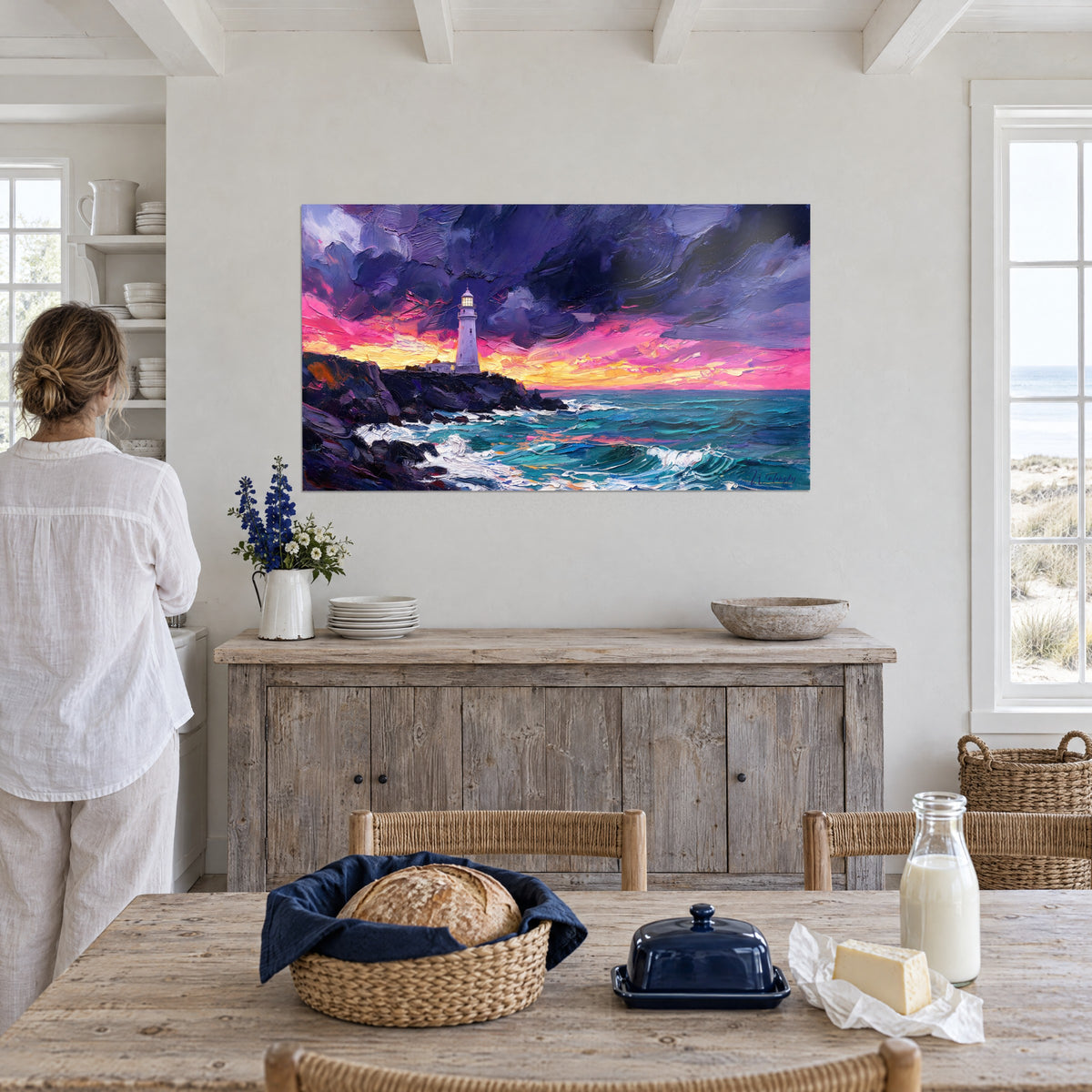 Schilderij met witte stenen lantaarn met verlichte top, dikke paarse wolken, cyaanblauwe zee, aan de muur van een eetkamer aan zee