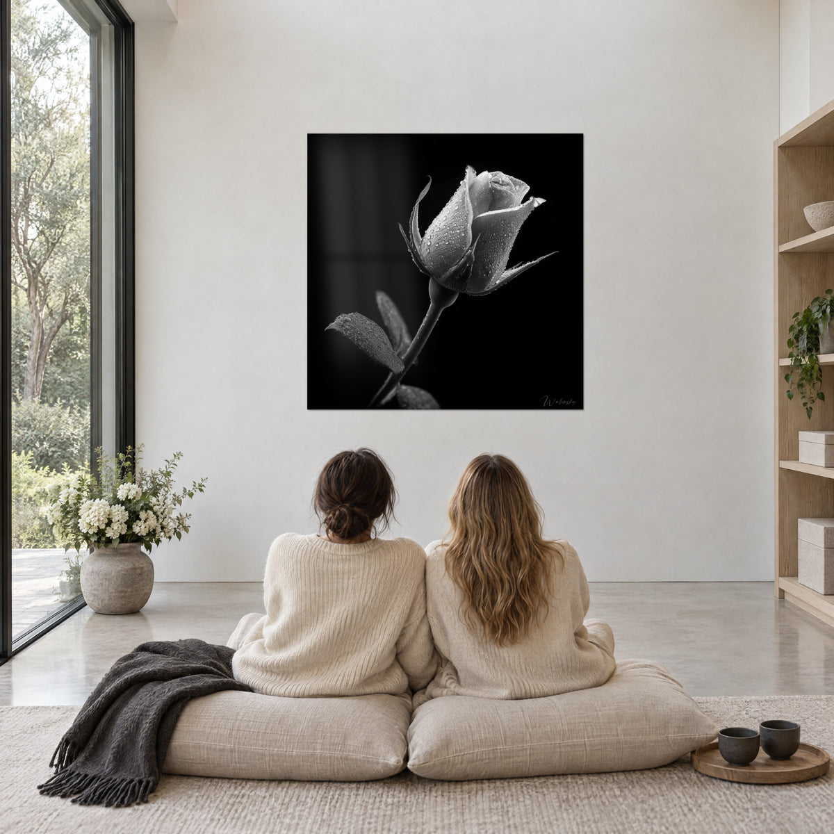 Tableau rose argentée aux gouttelettes étincelantes sur fond noir d'encre, deux femmes assises de dos sur des coussins beiges