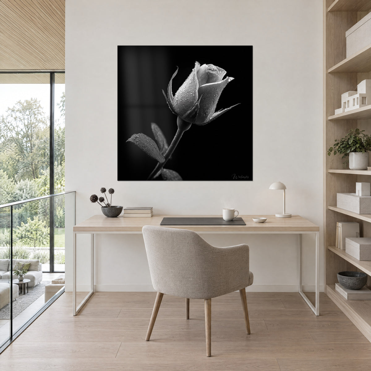 Tableau bouton floral en noir et blanc, gouttes d'eau brillantes sur pétales gris, mur crème au-dessus d'un bureau en bois clair