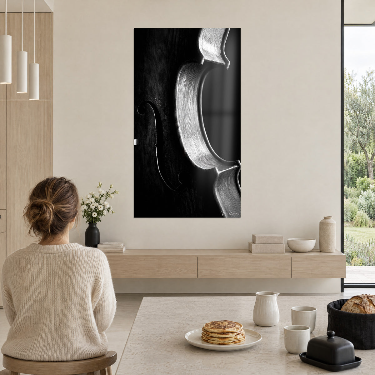 Schilderij vioolsilhouet in zilvergrijs en zwart, zichtbare houtnerf, vrouw van achteren zittend aan een ontbijttafel