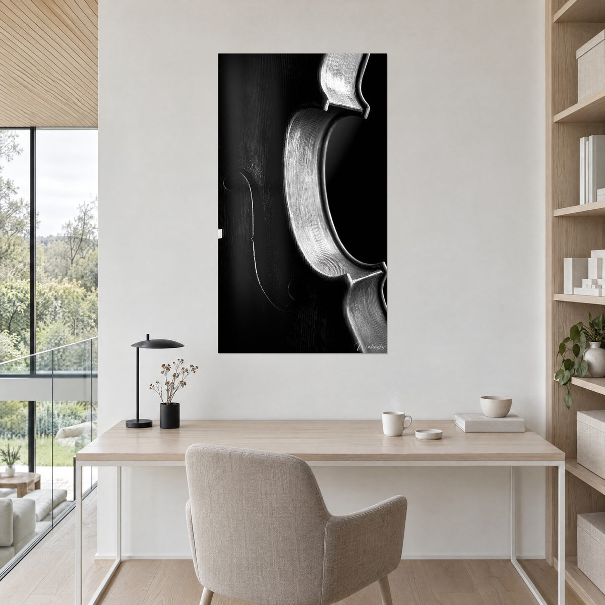 Schilderij verlichte vioolzijde in parelgrijs op inktzwart, groot staand formaat tegenover een lichte houten bureau en een olijfboom