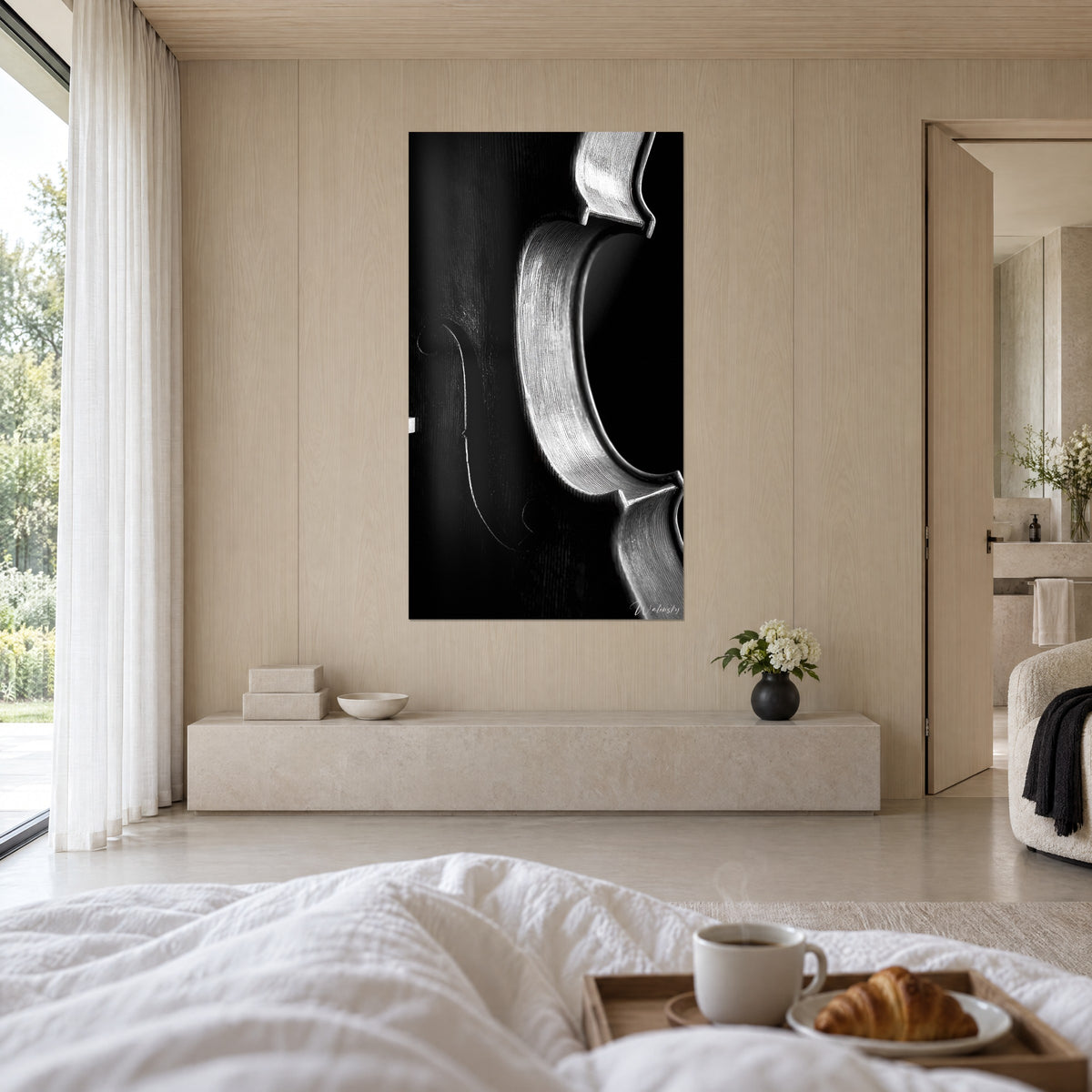 Schilderij vioolbouw in zwart-wit, zilveren vioolrondingen op zwarte achtergrond, persoon van achteren, boven een bed in een lichte slaapkamer