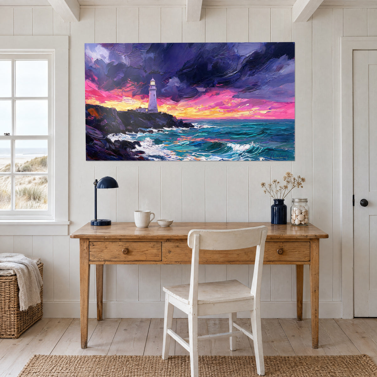 Schilderij met verlichte kustvuurtoren op zwarte rotsen, roze en amberkleurige lucht, turquoise deining, boven een bureau van licht hout
