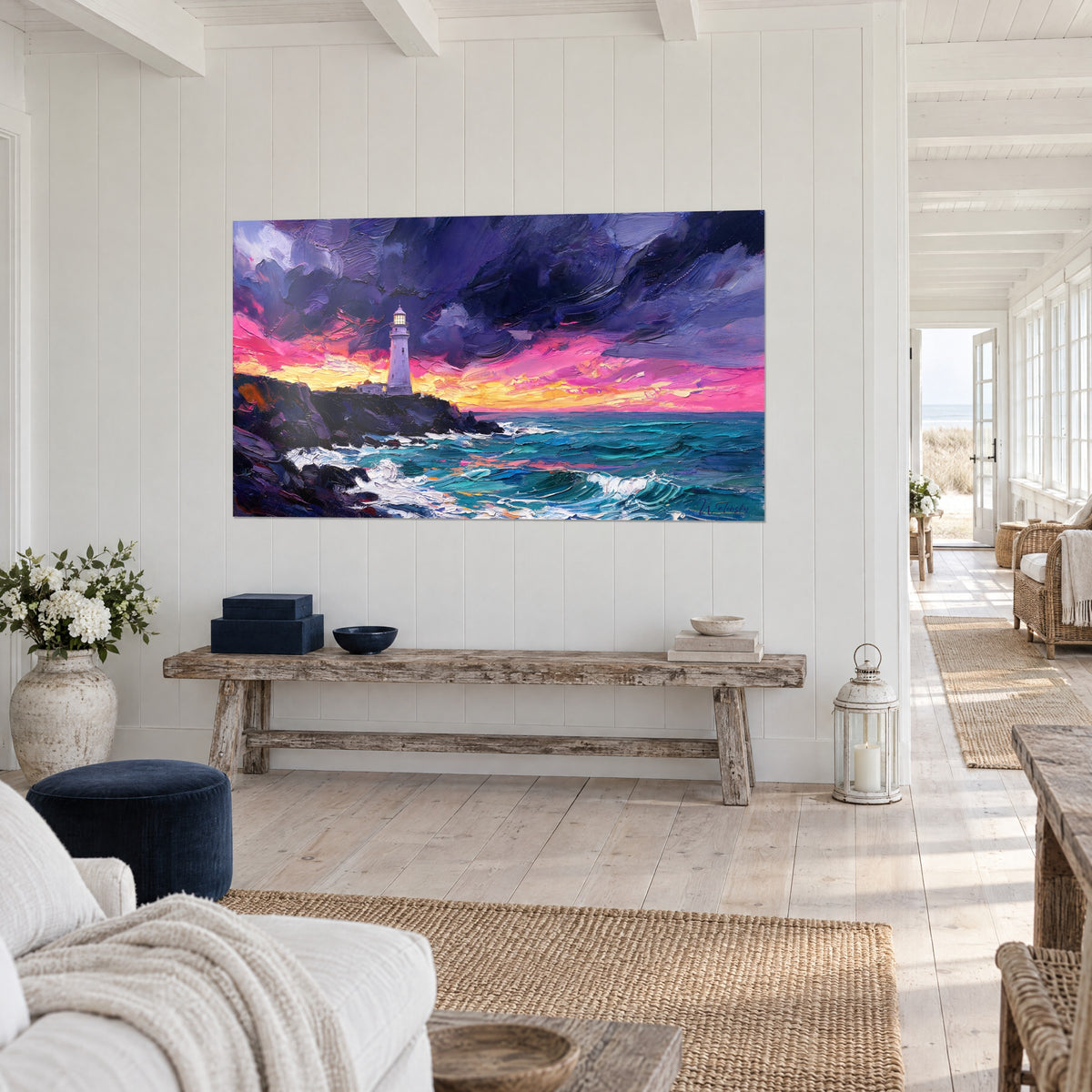 Schilderij met verlichte vuurtorenstomp op donkere klif, indigo wolken en oranje lucht, opgehangen aan de muur van een entree van een huis aan zee