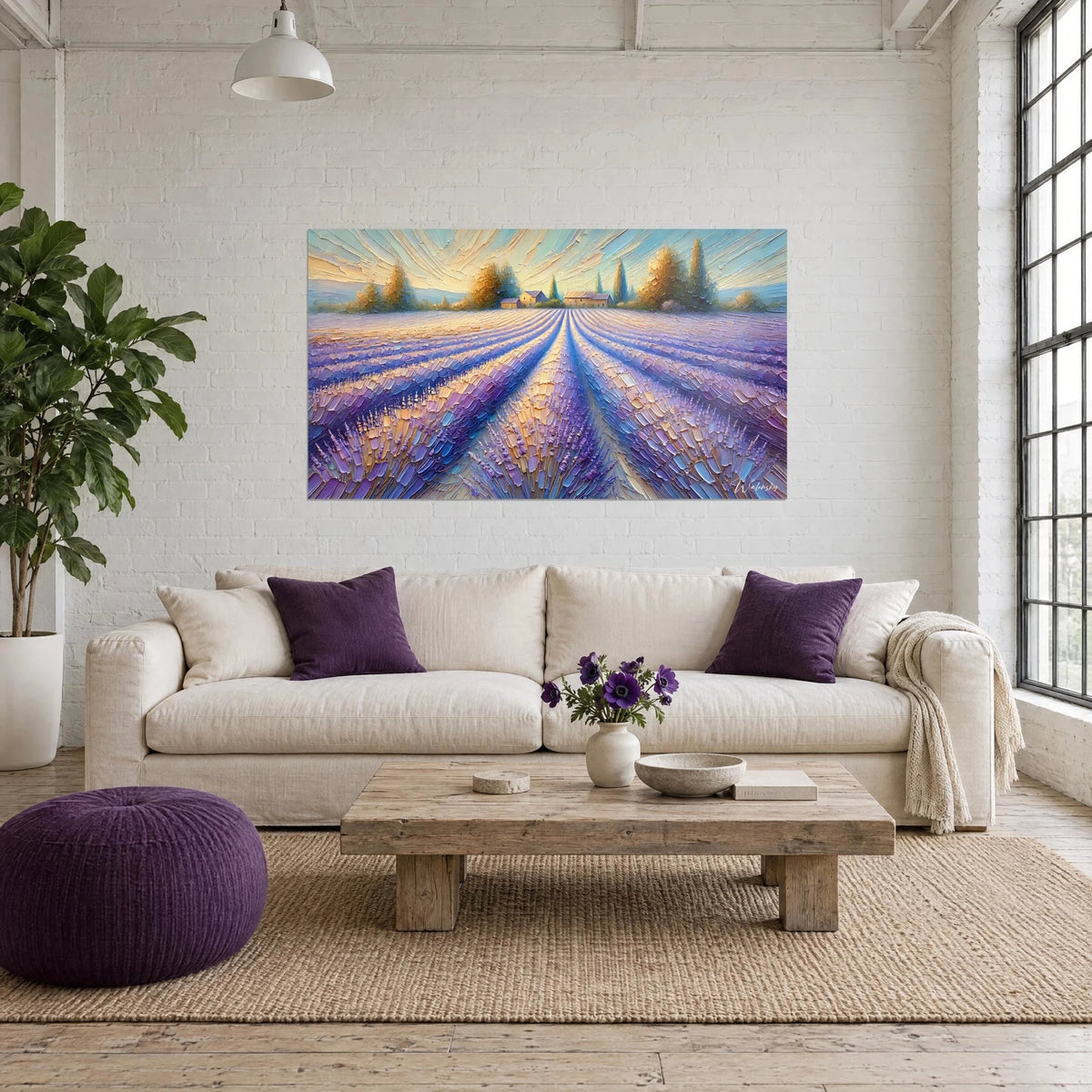 Quadro di campi di lavanda in file violette sotto un cielo giallo pallido, cascina ocra in lontananza, sopra un divano in un soggiorno luminoso