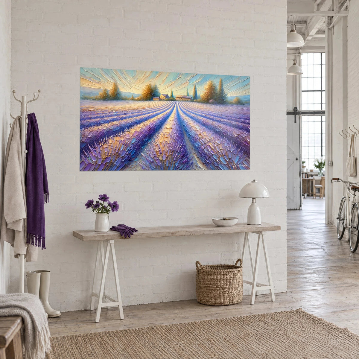 Quadro di paesaggio provenzale con solchi malva che convergono verso un borgo dorato, spessa pasta pittorica e cielo azzurro, su una parete bianca da loft
