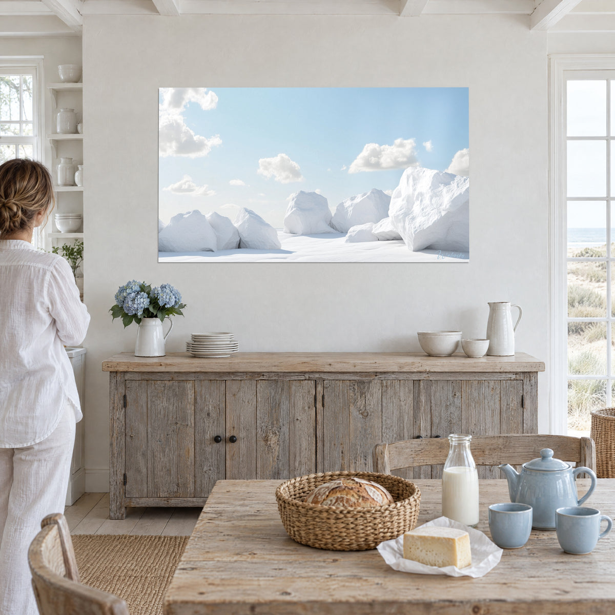 Quadro di montagne di ghiaccio scolpite, azzurro celeste e bianco nevoso, parete di legno chiaro accanto a una finestra