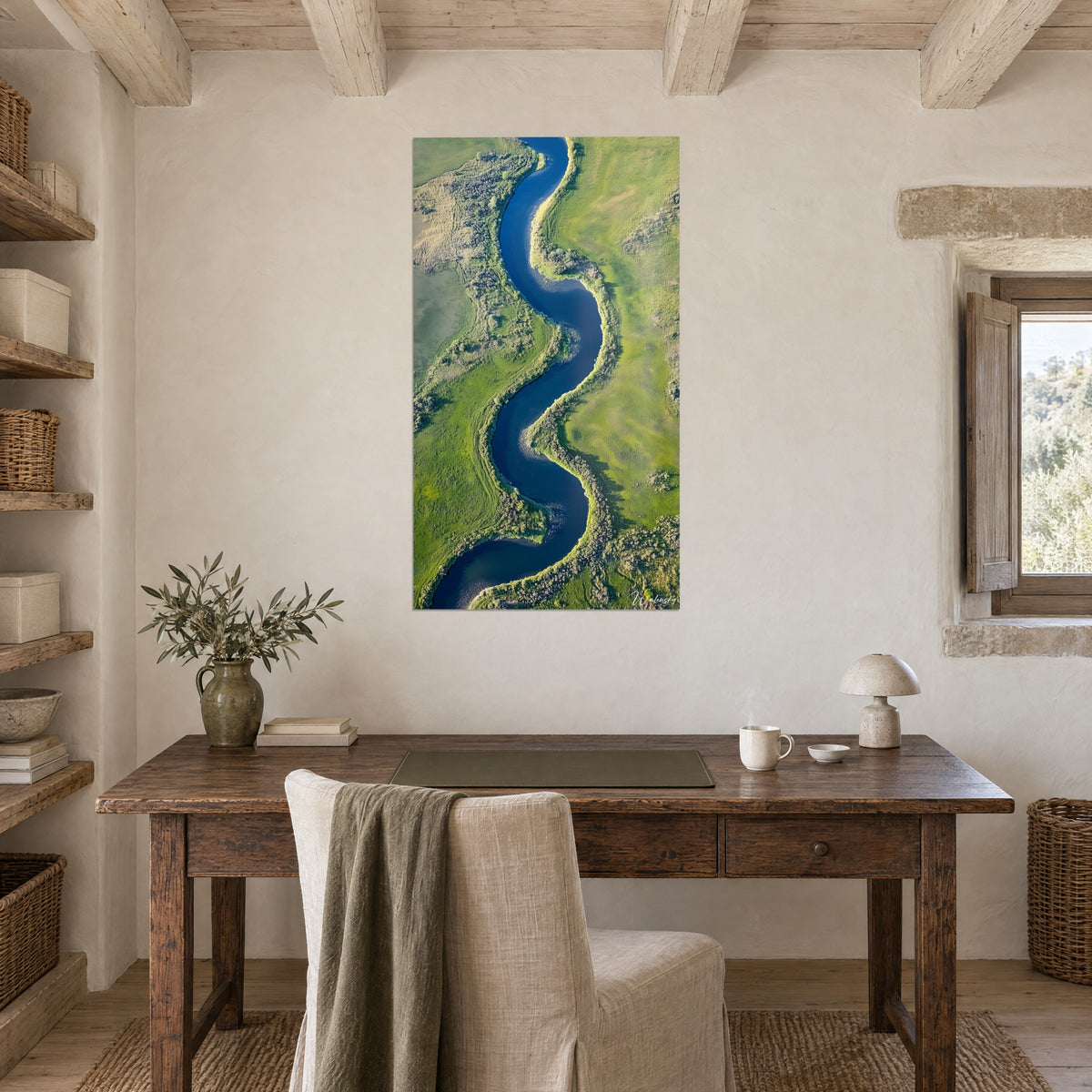 Quadro nastro d'acqua blu notte in una palude verdeggiante, formato verticale, sulla parete di una scrivania in legno accanto a una finestra