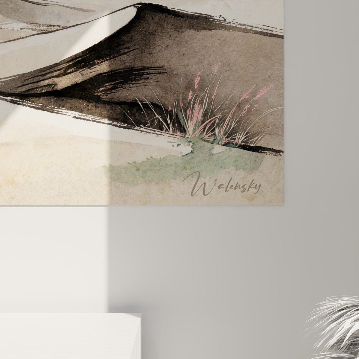 Empâtements d'encre anthracite et coulures beige révélant la texture aquarelle des dunes désertiques