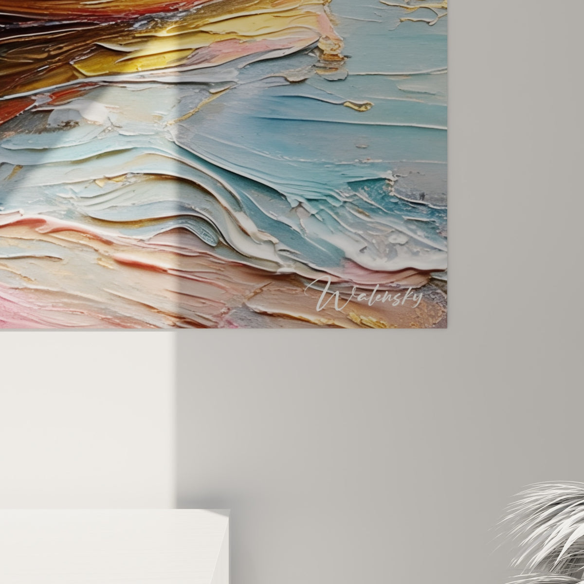 Empâtements dorés et coulures pailletées sur fond gris rosé, matière épaisse révélant le grain de la peinture