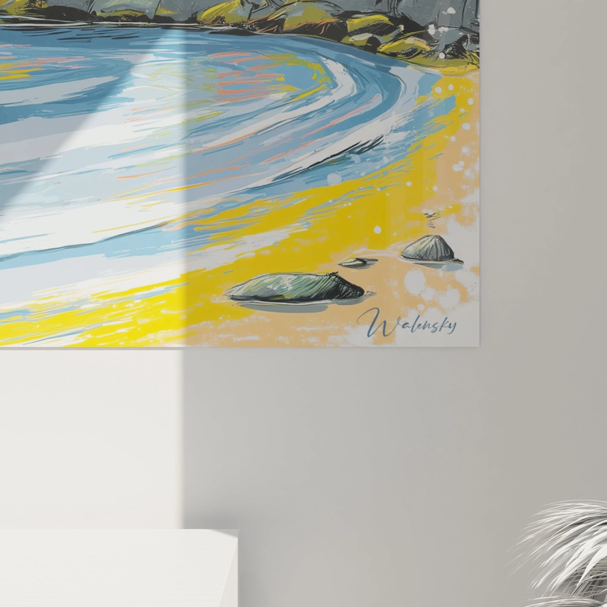 Tableau mural Walensky tableau paysage tropical abstrait aux tons sombres et dorés accroché dans un intérieur moderne