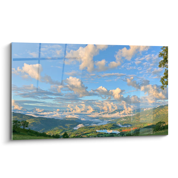 Tableau Vallée verdoyante aux nuages dorés - Souffle du matin - Edition Paysage