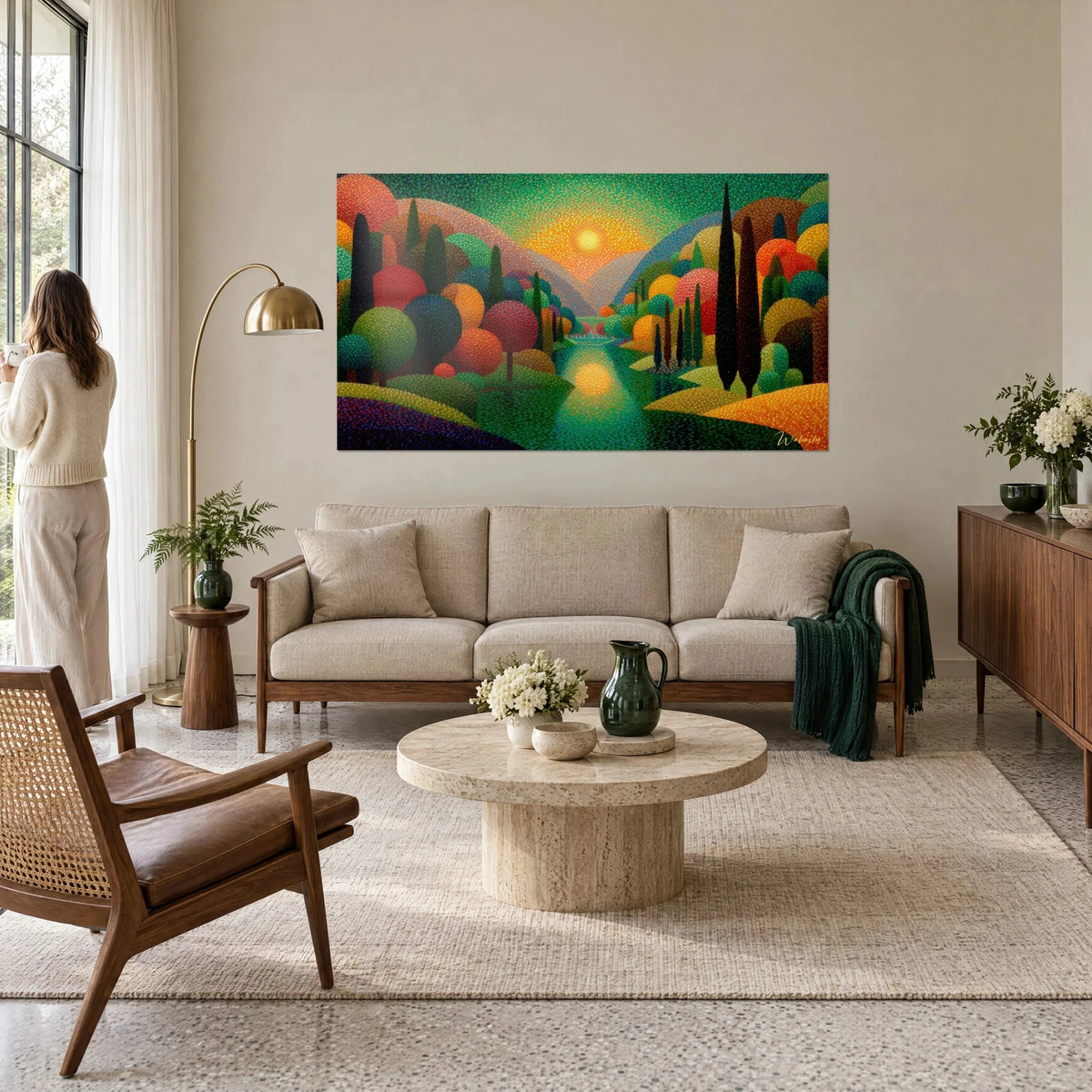 Gemälde Pointillistisches Tal mit roten und grünen Bäumen, bernsteinfarbene Sonne über dem Fluss, über einem Sofa in einem hellen Wohnzimmer