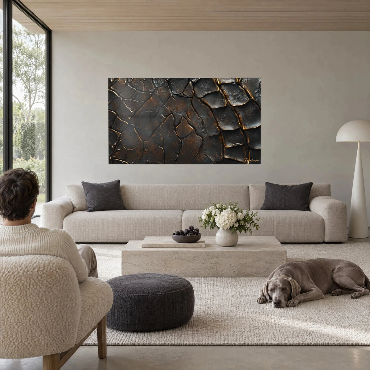 Tableau écailles de dragon noires cerclées d'or cuivré, craquelures profondes, accroché au-dessus d'un canapé dans un salon lumineux