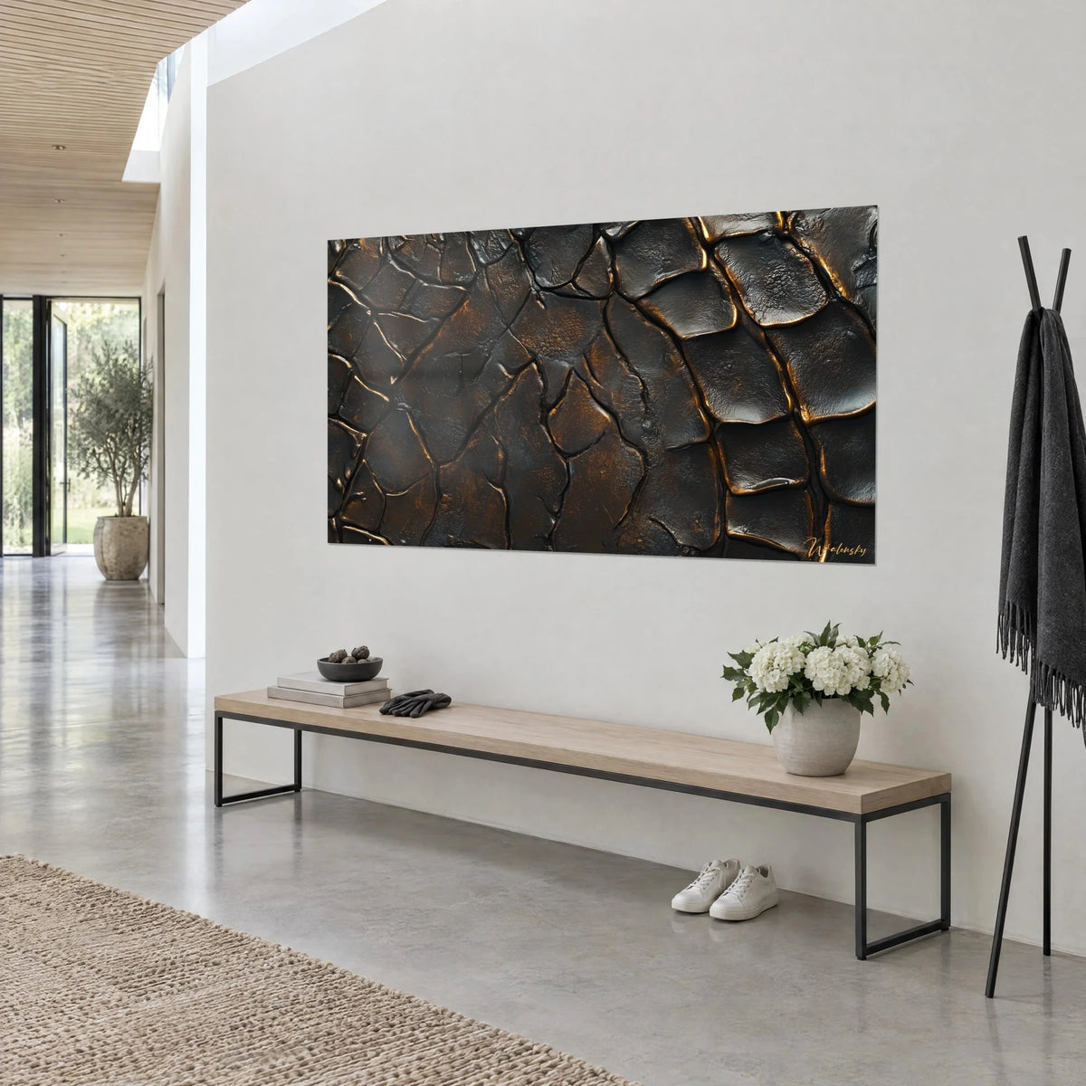 Tableau cuir reptilien sombre aux plaques bronze brillantes et fissures dorées, vu de trois quarts dans un séjour aux murs blancs