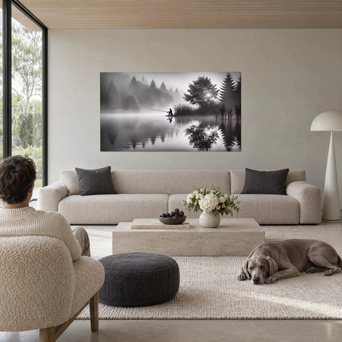 Gemälde mit Angler als Silhouette an einem nebligen See, perlgrau und Kohleschwarz, Schilf, über einem Sofa in einem hellen Wohnzimmer