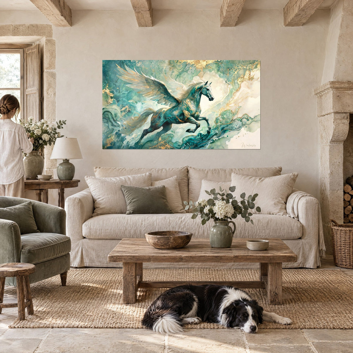 Gemälde geflügeltes Pferd in Türkis mit elfenbeinfarbener Mähne, galoppierend zwischen goldenen Maserungen; über einem Sofa in einem hellen Wohnzimmer