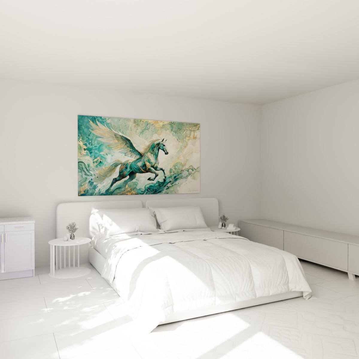 Créature ailée turquoise et ocre en plein galop, accrochée au-dessus d'un lit dans une chambre claire