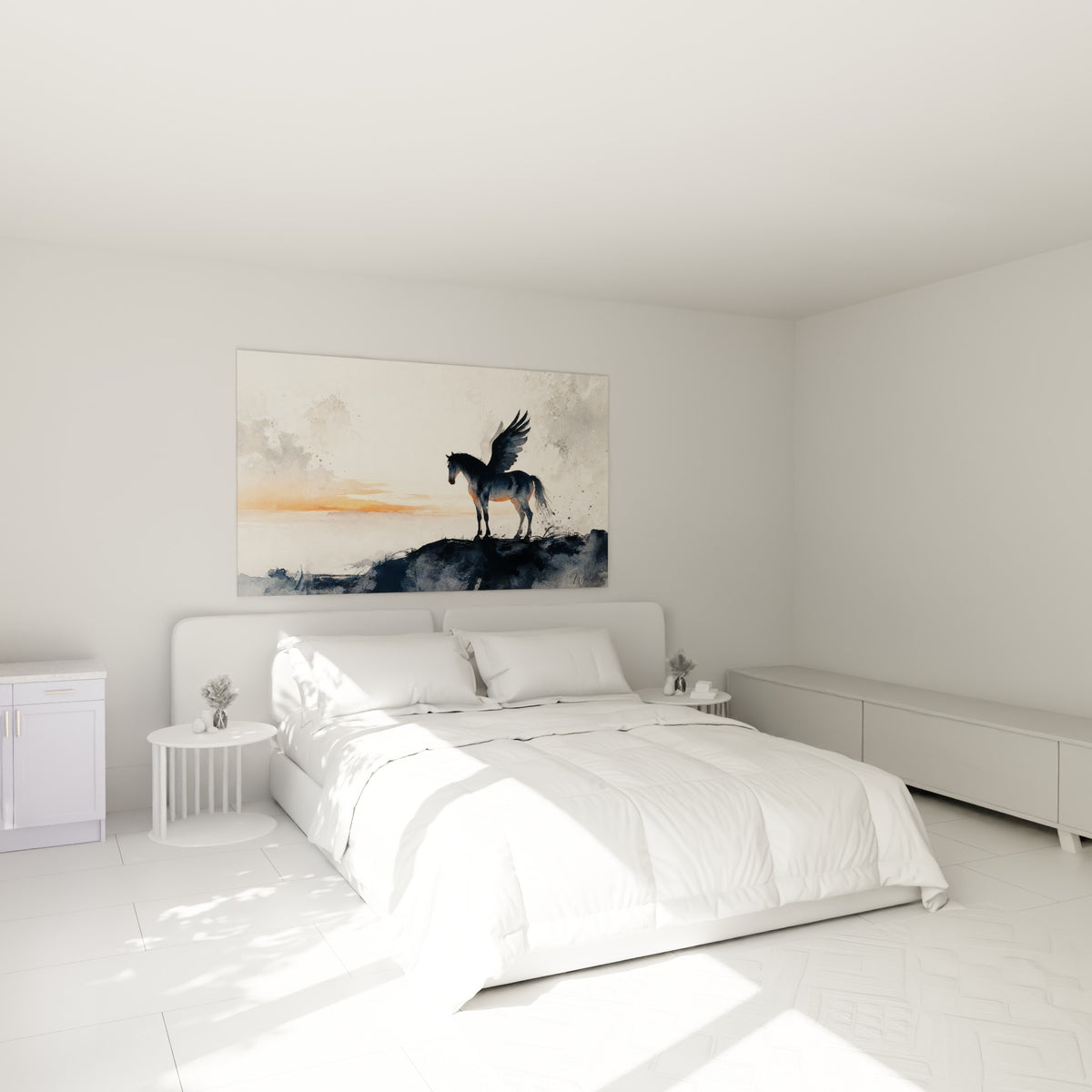 Créature ailée anthracite face au soleil couchant orangé, accrochée au-dessus d'un lit dans une chambre claire
