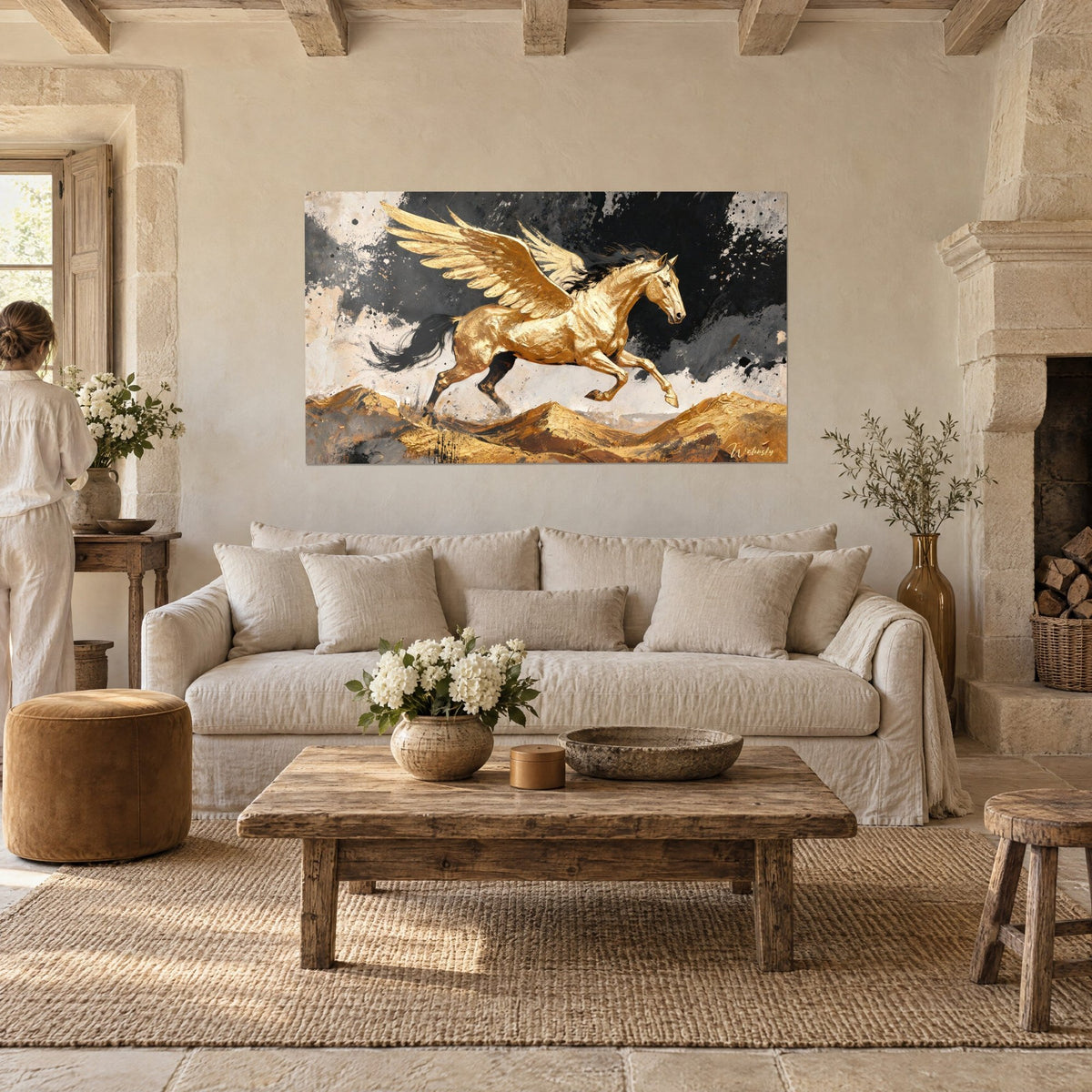 Tableau cheval ailé en or martelé, crinière noire au vent sur fond charbon et ivoire, au-dessus d'un canapé dans un salon lumineux