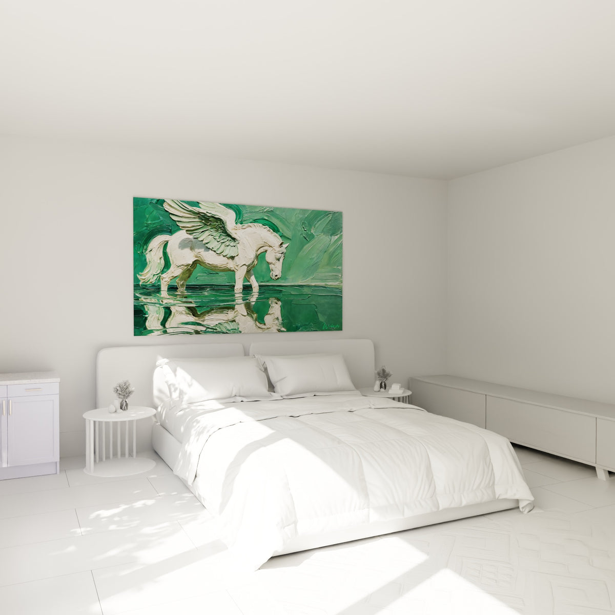 Créature ailée blanche et émeraude penchée sur son reflet, au-dessus d'un lit dans une chambre claire