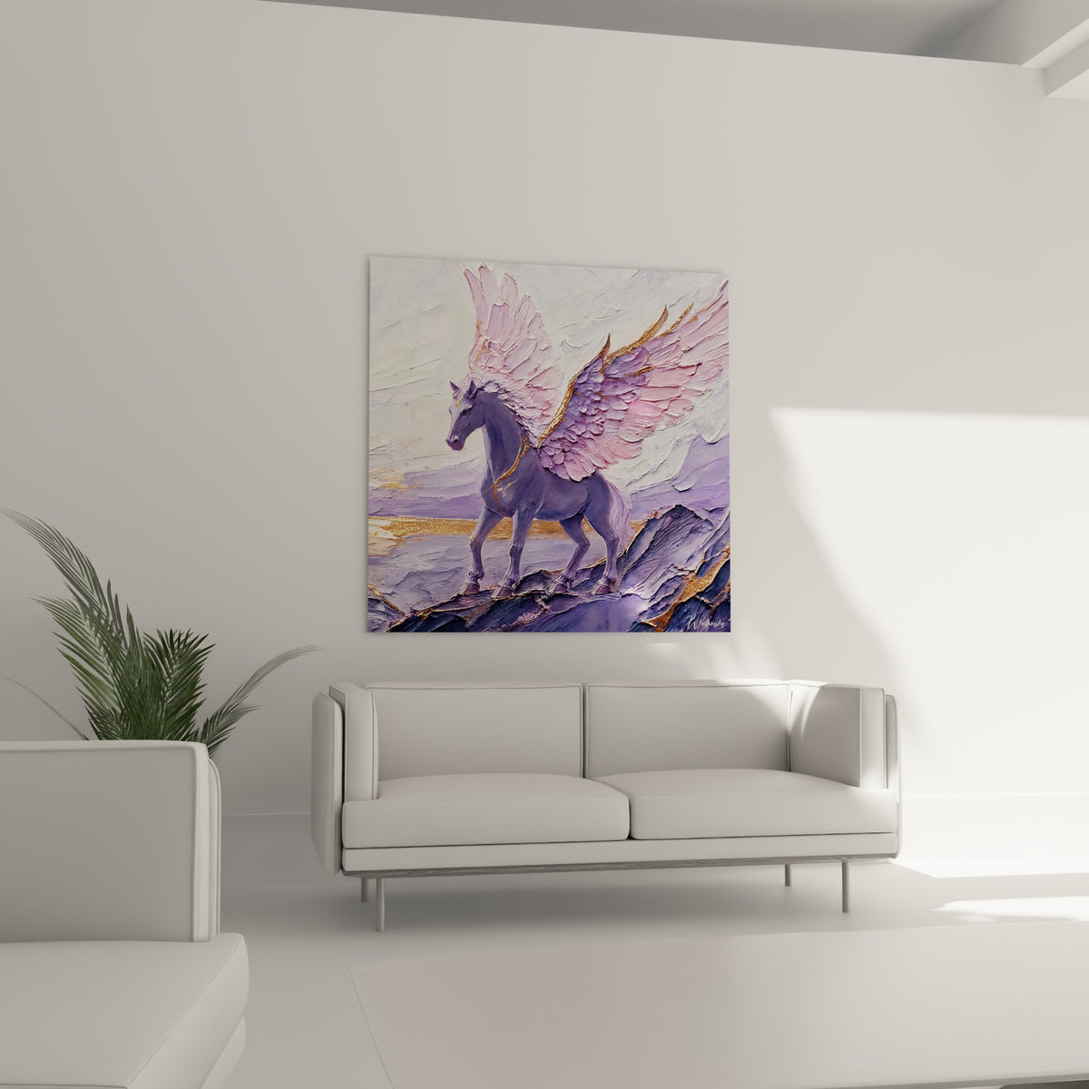 Cheval mythique mauve aux plumes roses détaillées, suspendu au-dessus d'un canapé dans un salon lumineux