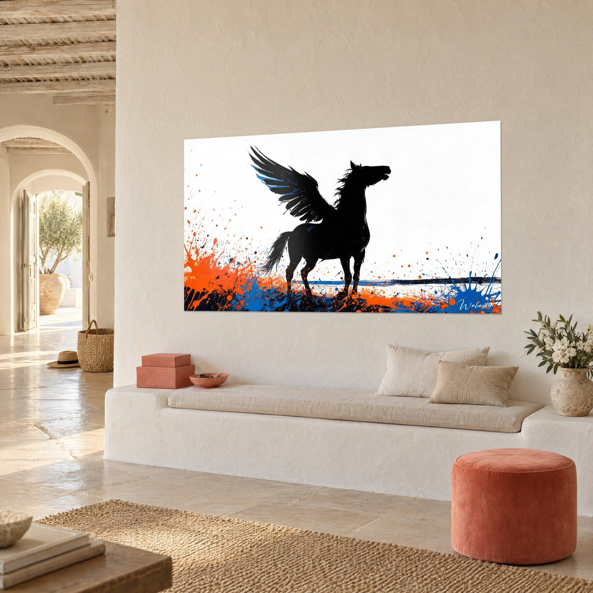 Tableau étalon ailé en silhouette noire sur fond blanc, gouttes orange vif et bleu, mur crépi près d'une banquette blanche