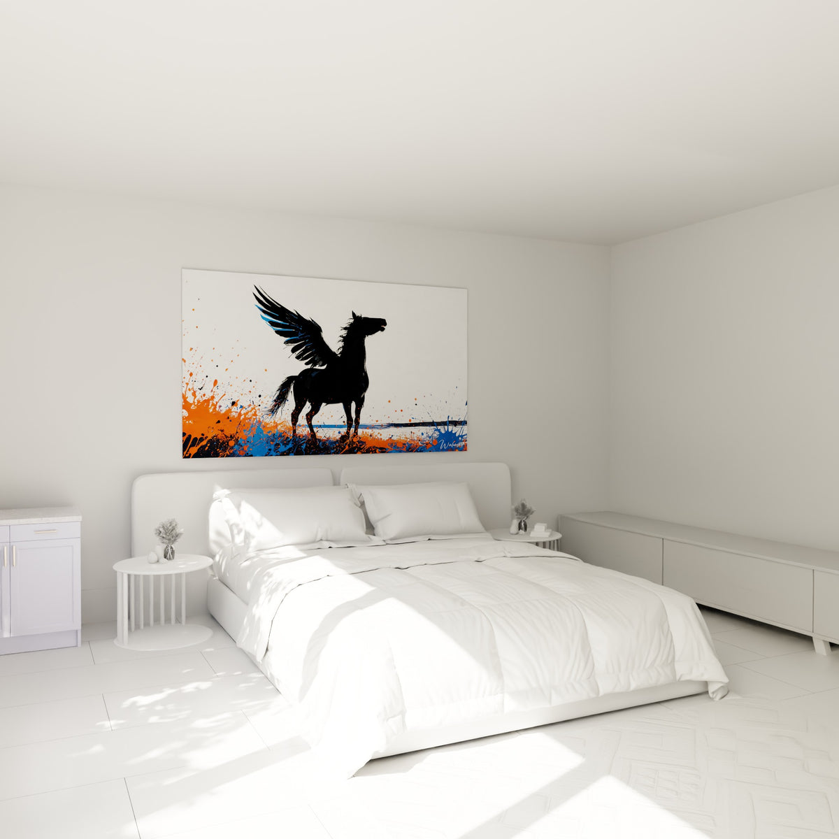 Cheval ailé noir cabré dans des projections bleu et orange, accroché au-dessus d'un lit dans une chambre claire
