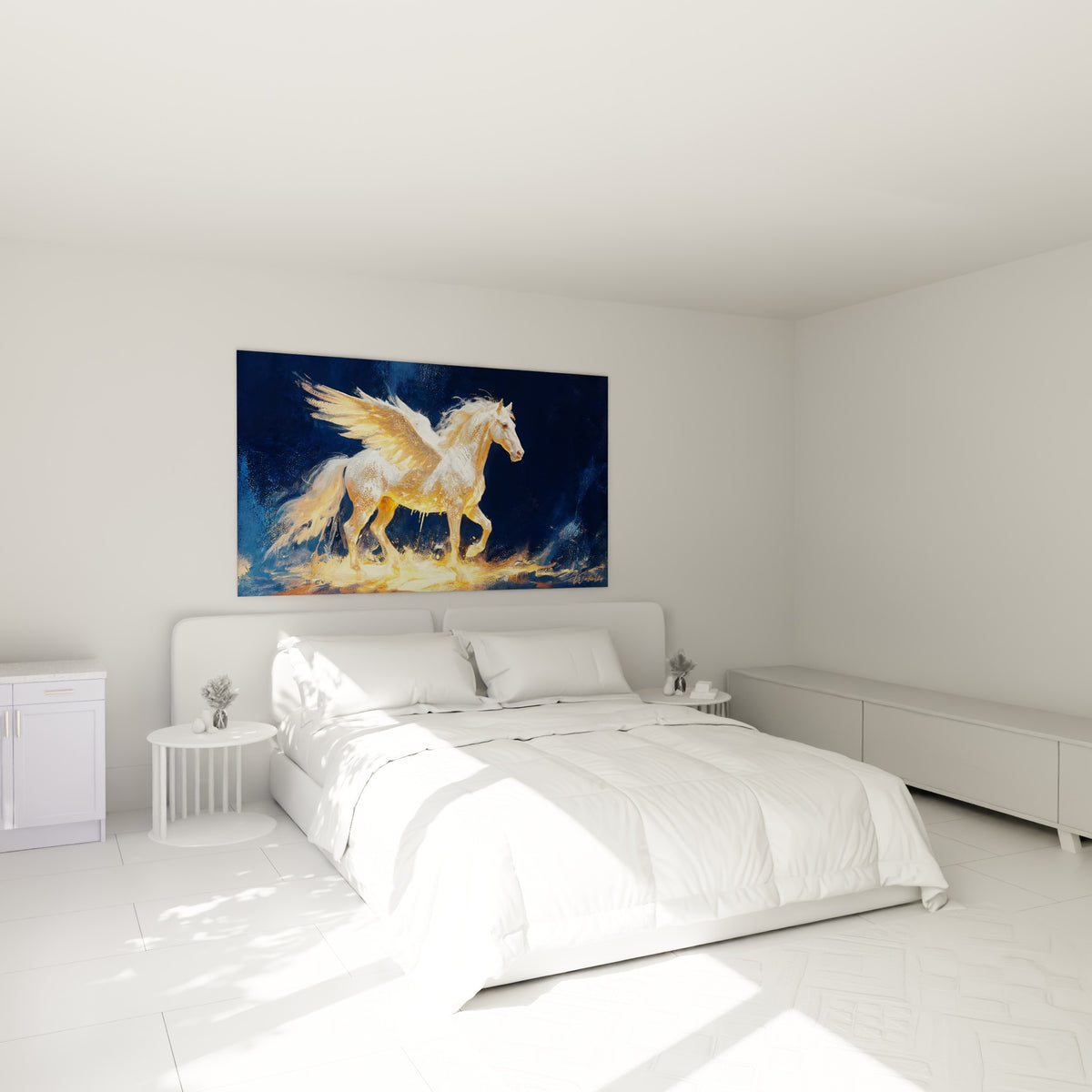Créature ailée dorée en pleine foulée sur fond bleu nuit, au-dessus d'un lit dans une chambre claire