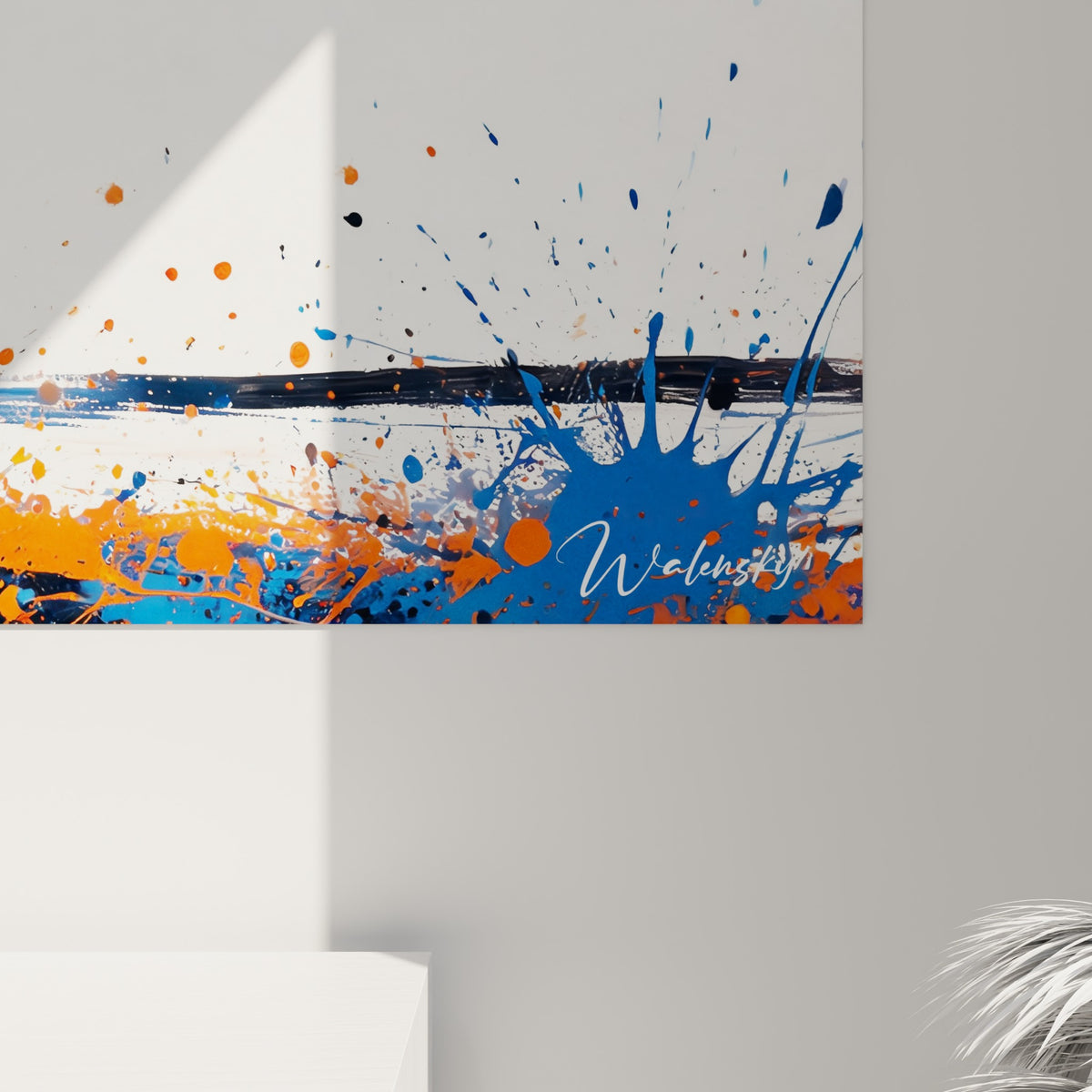 Détail des éclaboussures orange et bleu électrique se mêlant au noir dense de la crinière du Pégase, effet encre giclée