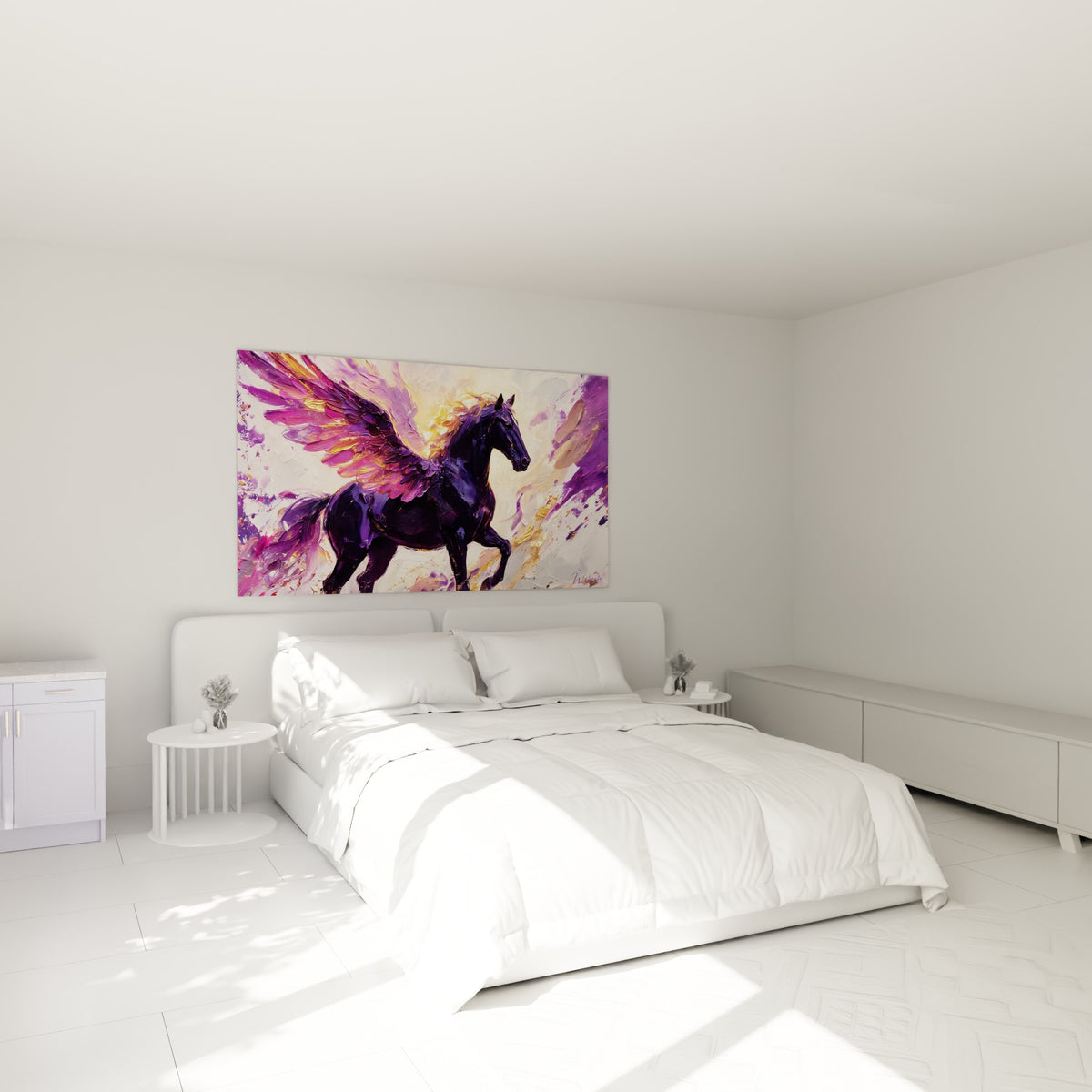 Cheval ailé pourpre et doré en plein élan, accroché au-dessus d'un lit dans une chambre claire