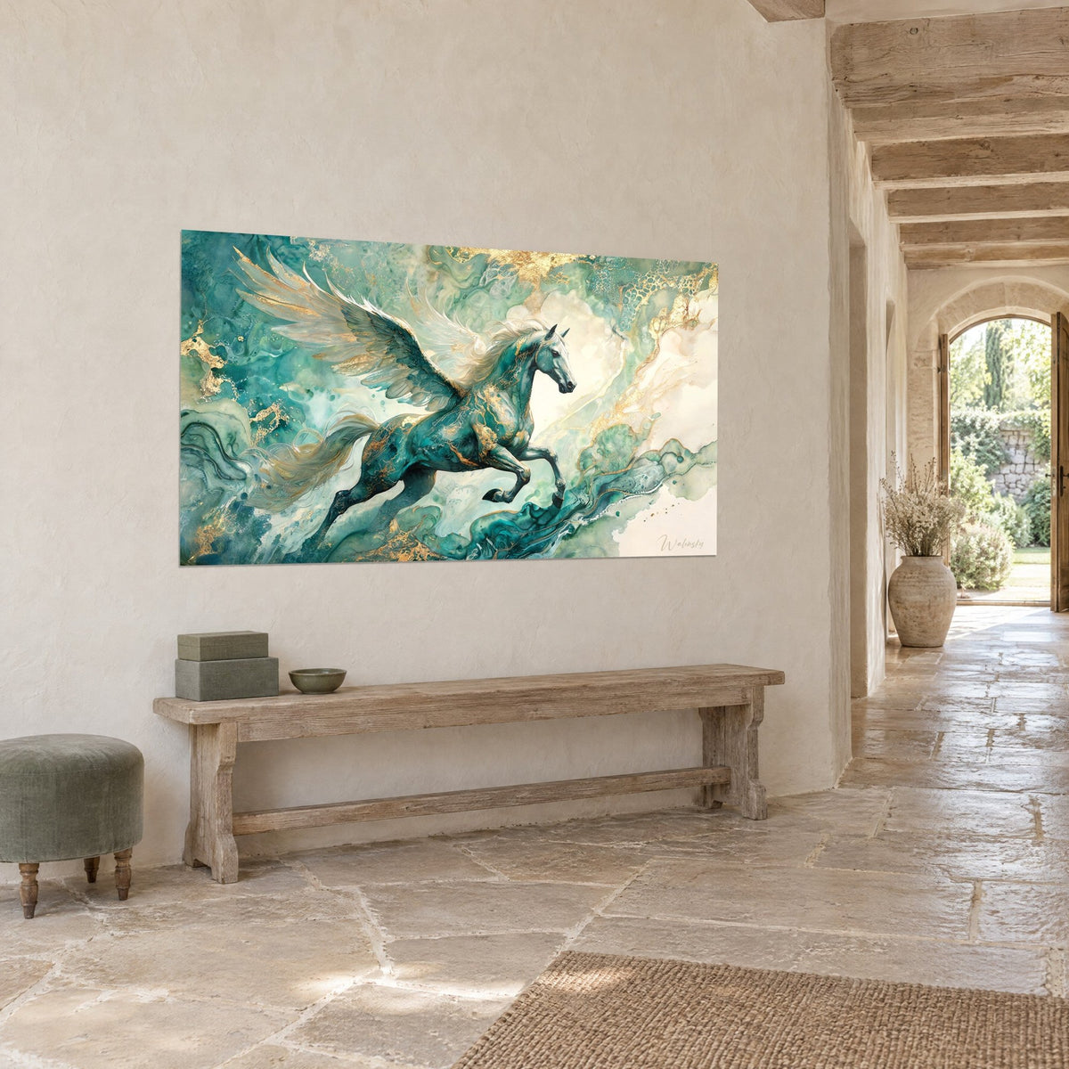 Gemälde Pegasus mit ausgebreiteten Flügeln, jadegrüne Mähne und Körper mit Goldadern auf cremefarbenem Hintergrund; Dreiviertelansicht in einem Steinhaus