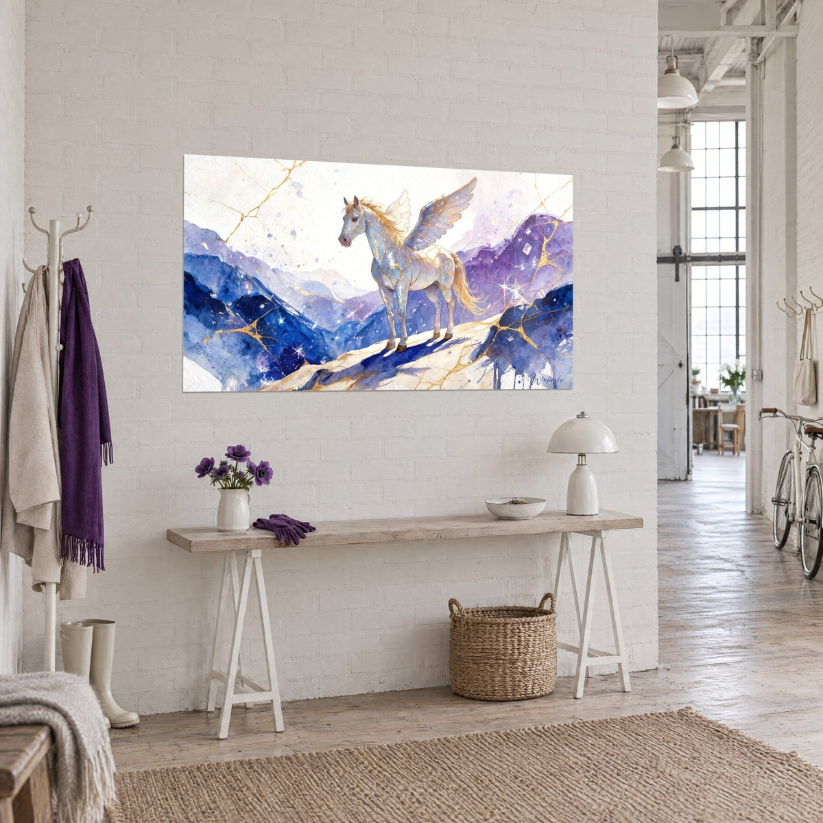 Tableau pégase nacré debout sur une crête, ailes déployées, ciel ivoire et reliefs bleu nuit, console en bois dans un loft