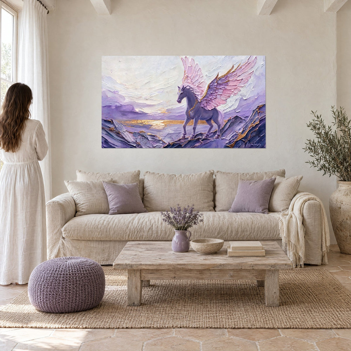 Tableau Pégase mauve aux ailes rose poudré, empâtements de peinture et veines d'or, au-dessus d'un canapé dans un salon lumineux