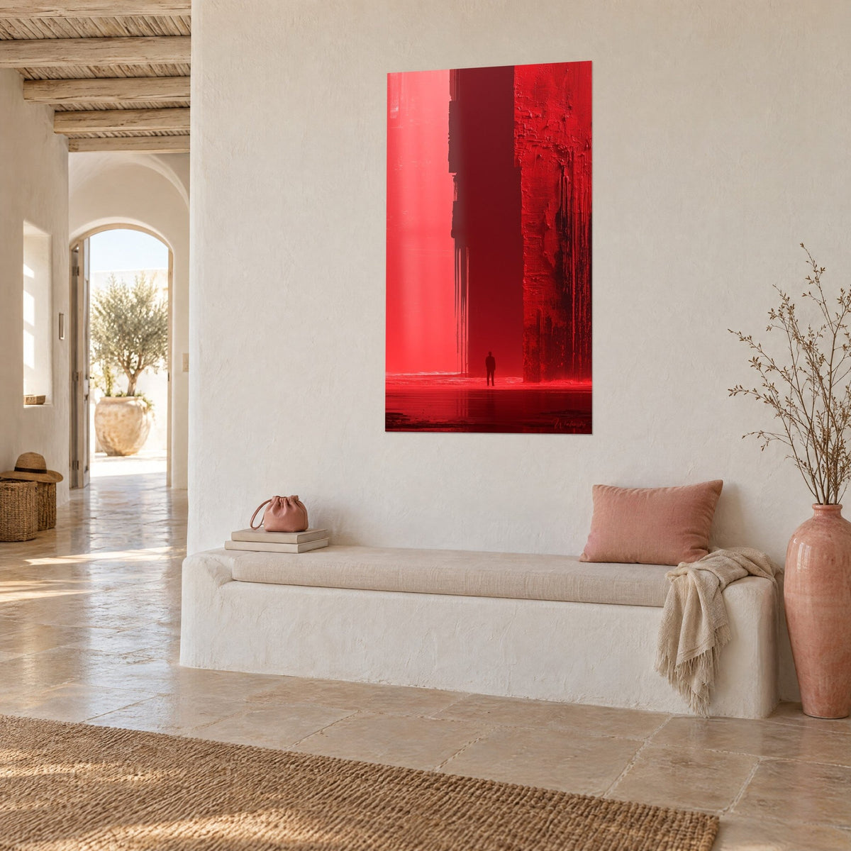 Tableau passant minuscule au pied de gratte-ciel monumentaux rouge sang et bordeaux, accroché dans une maison méditerranéenne
