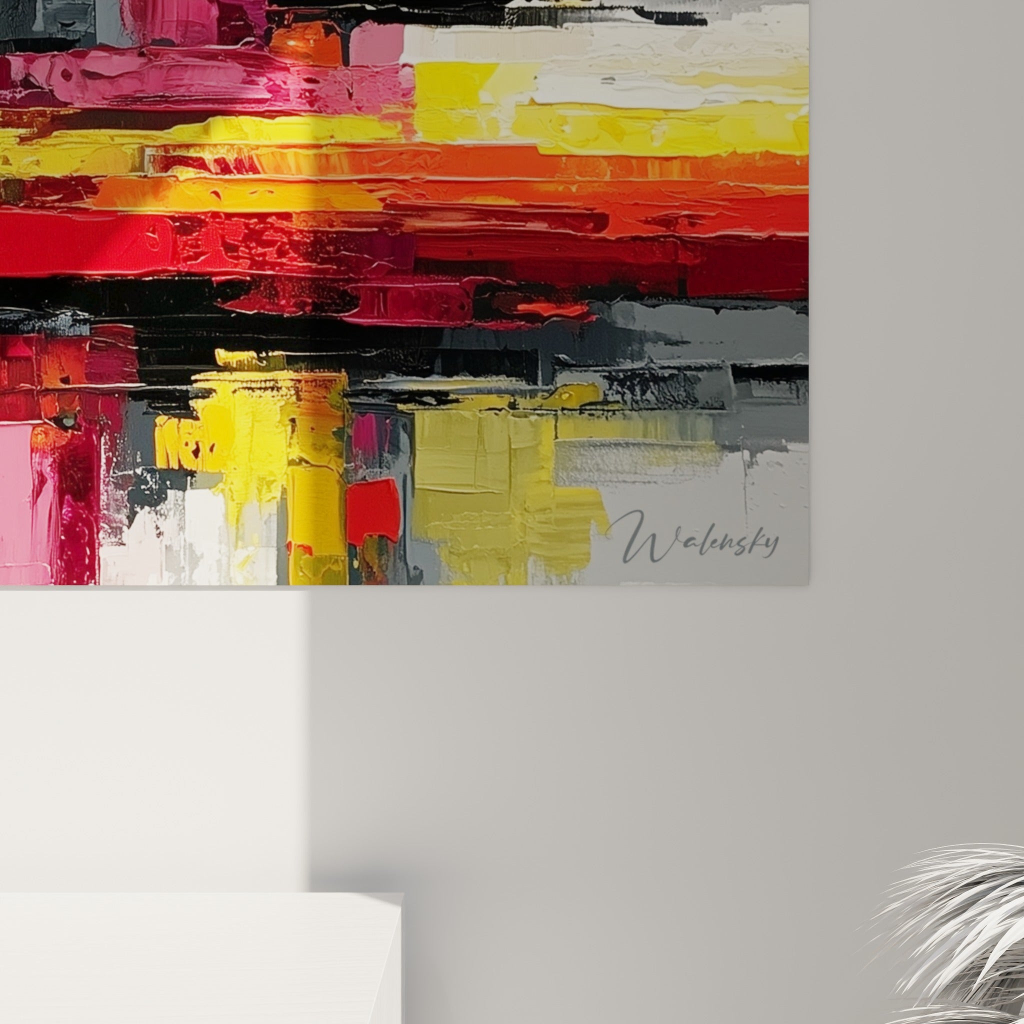 Empâtements épais mêlant jaune, rouge et anthracite, matière granuleuse visible en gros plan