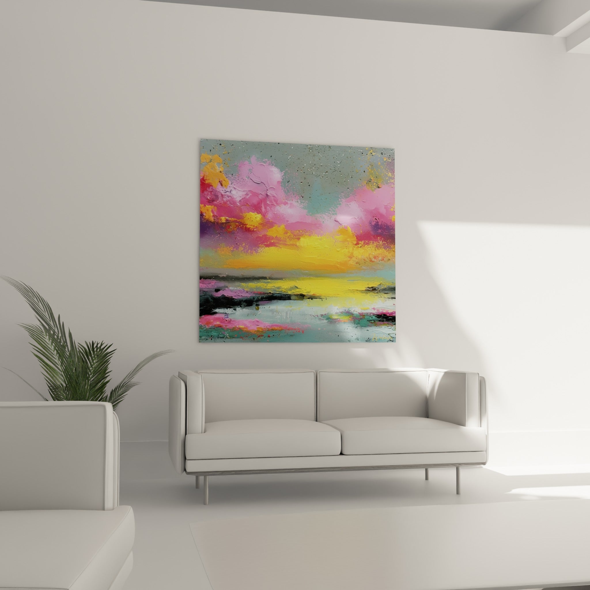 Horizon doré et nuages roses en peinture épaisse, accroché au-dessus d'un canapé dans un salon lumineux