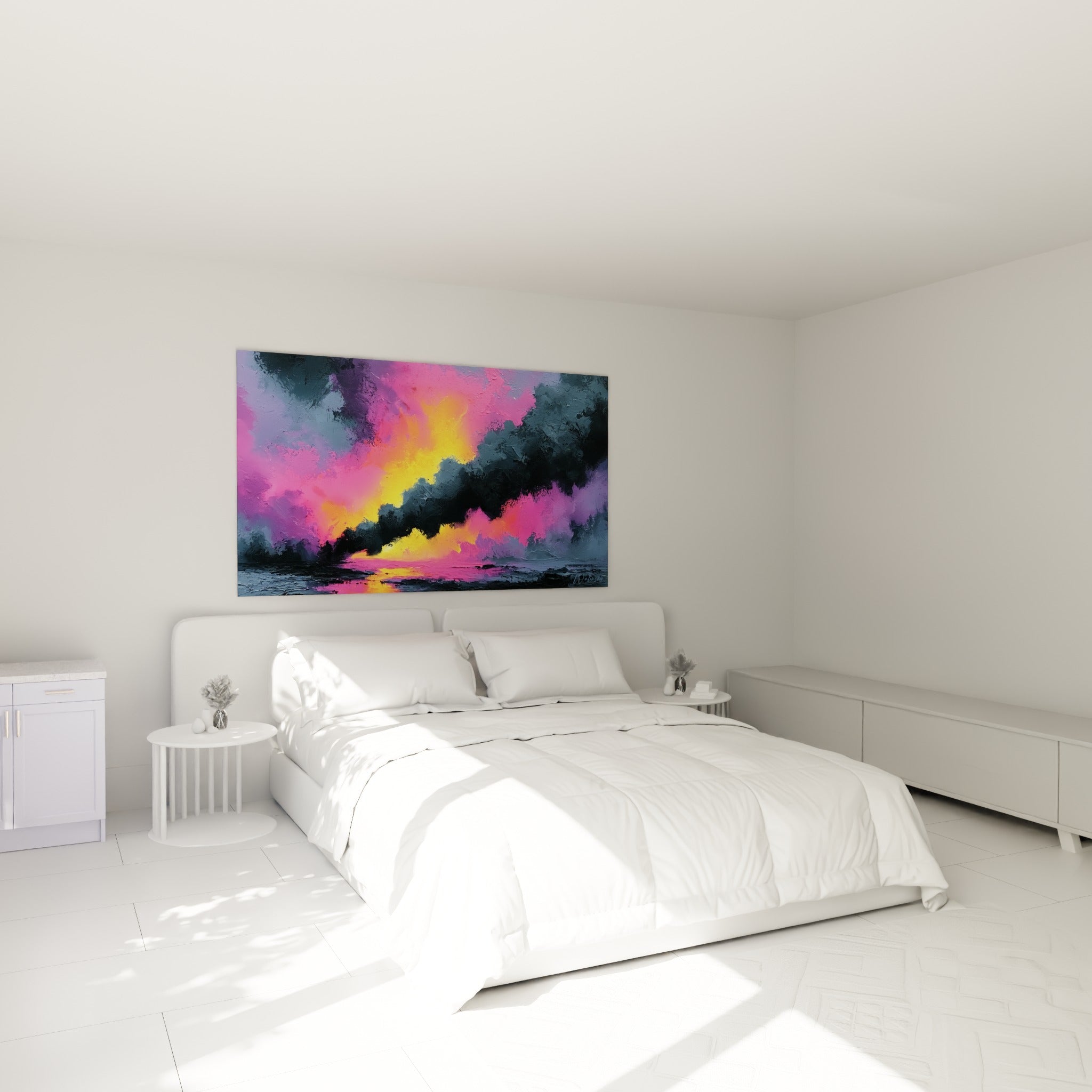 Lumière dorée fusant dans un nuage anthracite et violet, œuvre abstraite au-dessus d'un lit dans une chambre claire