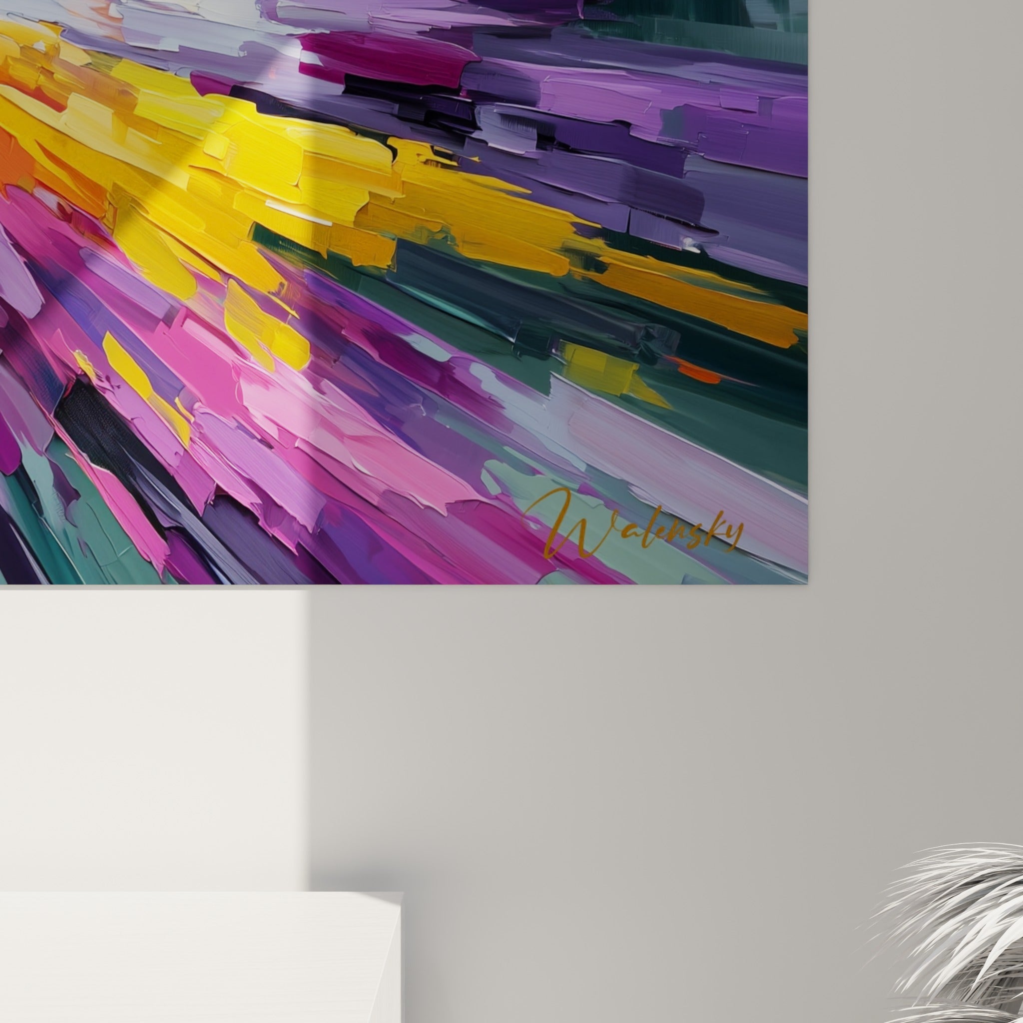 Empâtements épais de peinture jaune, violette et verte visibles en gros relief sur la toile