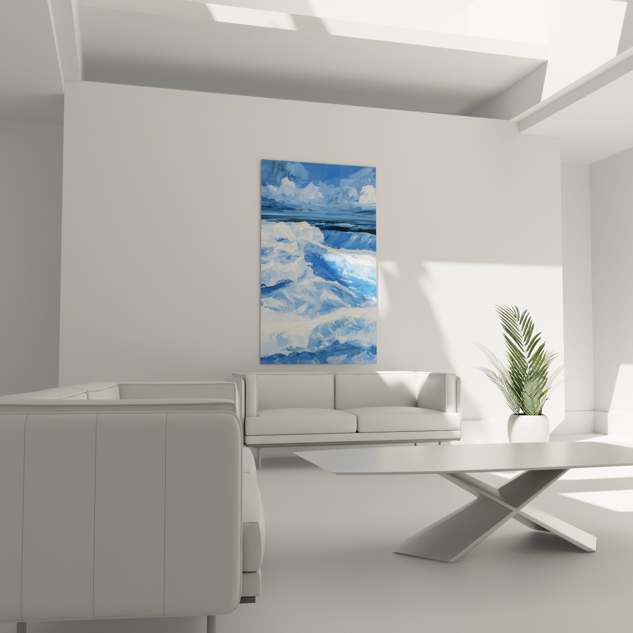 Mer agitée en bleu indigo et blanc lumineux, suspendue au-dessus d'un canapé dans un salon lumineux