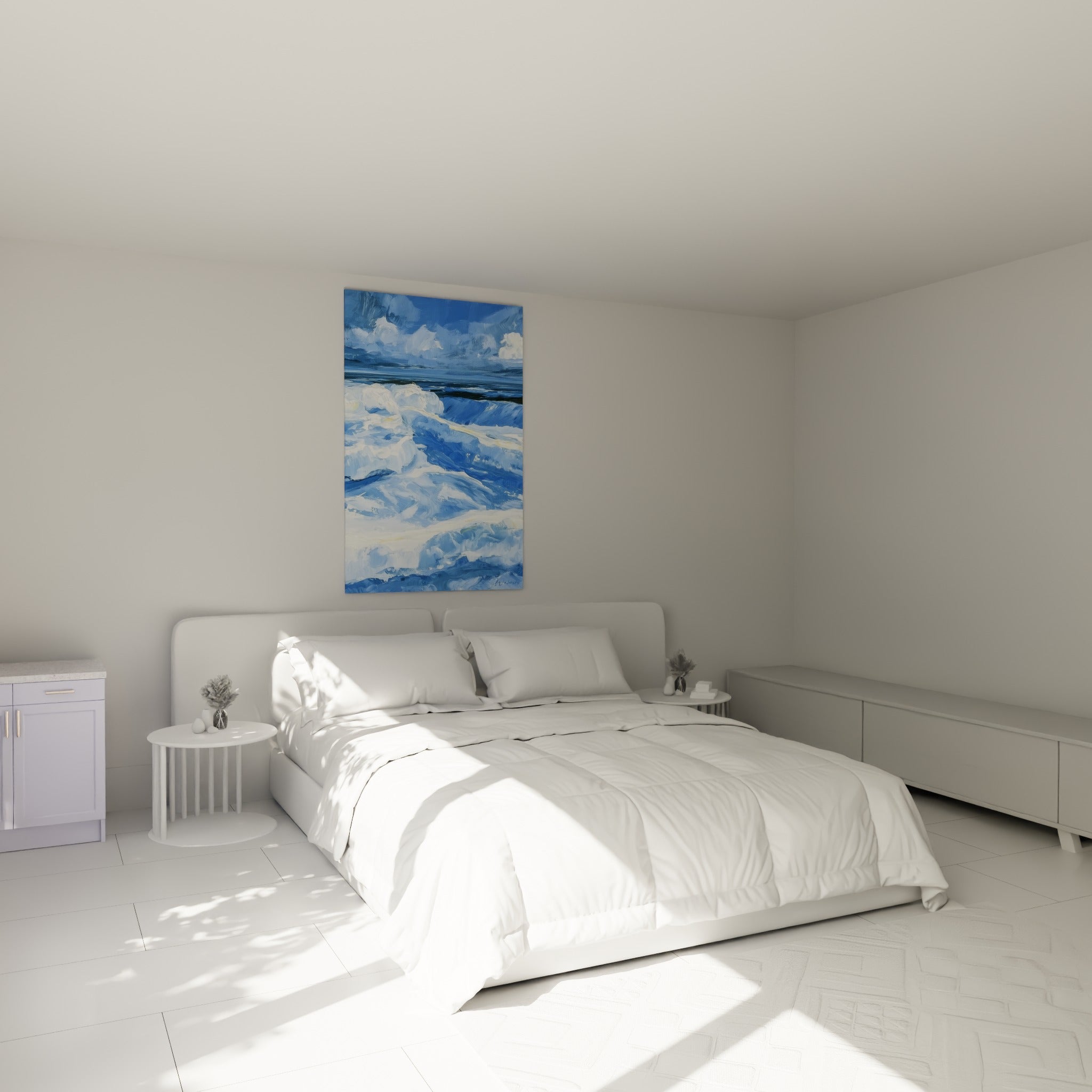 Océan démonté aux tons bleu cobalt et blanc nacré, accroché au-dessus d'un lit dans une chambre claire
