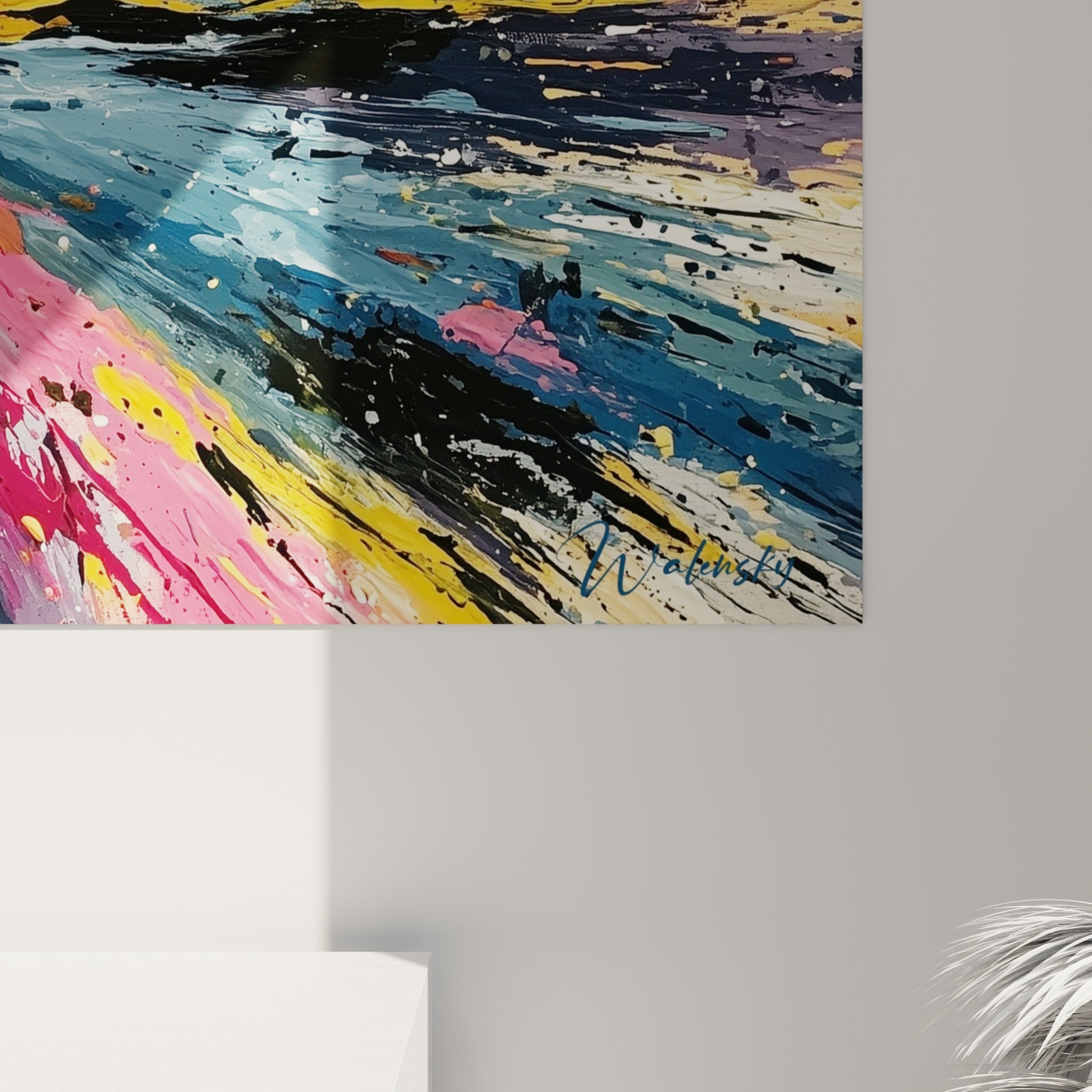 Matière épaisse de peinture bleu pétrole et jaune moutarde, coulures noires se mêlant en surface texturée