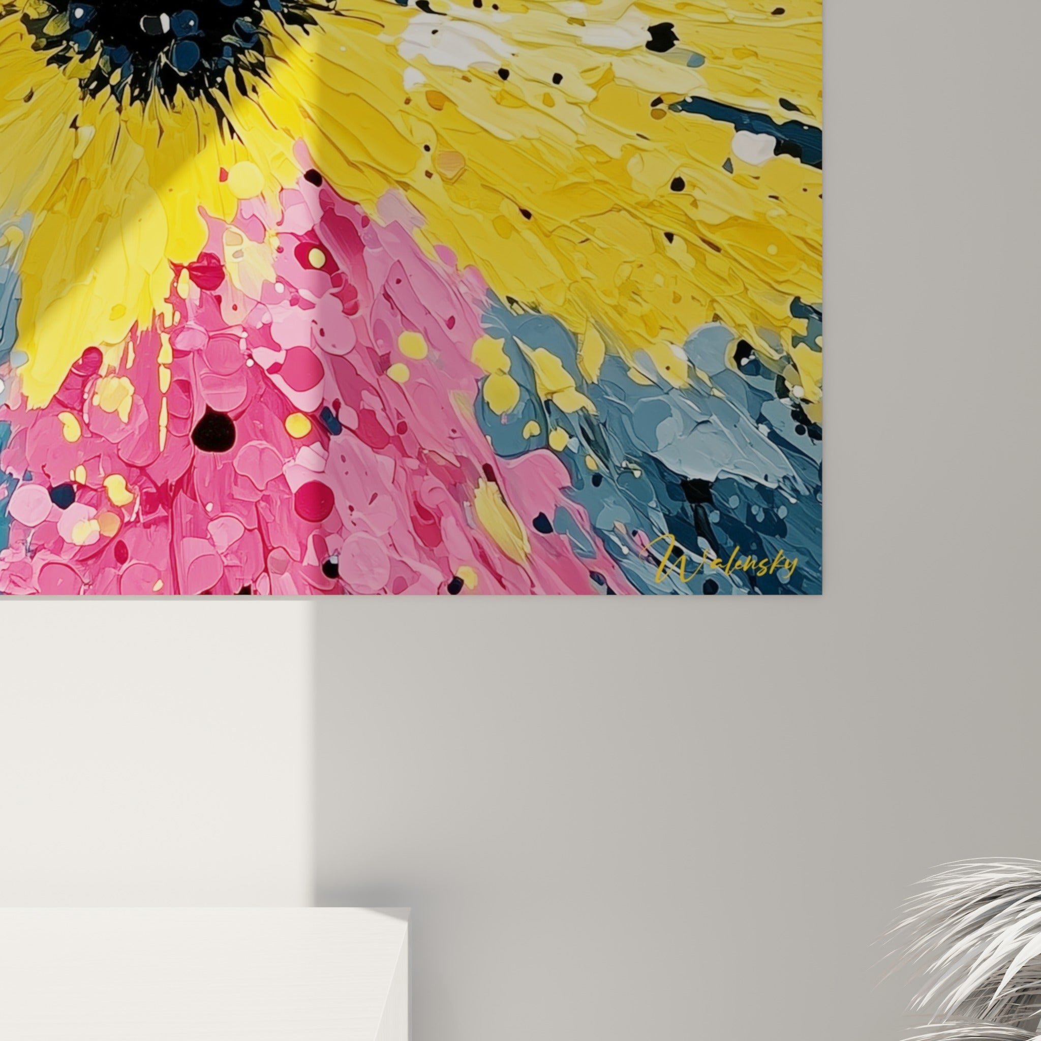Empâtements épais jaune moutarde et coulures roses fuchsia visibles sur cette toile style peinture abstrait