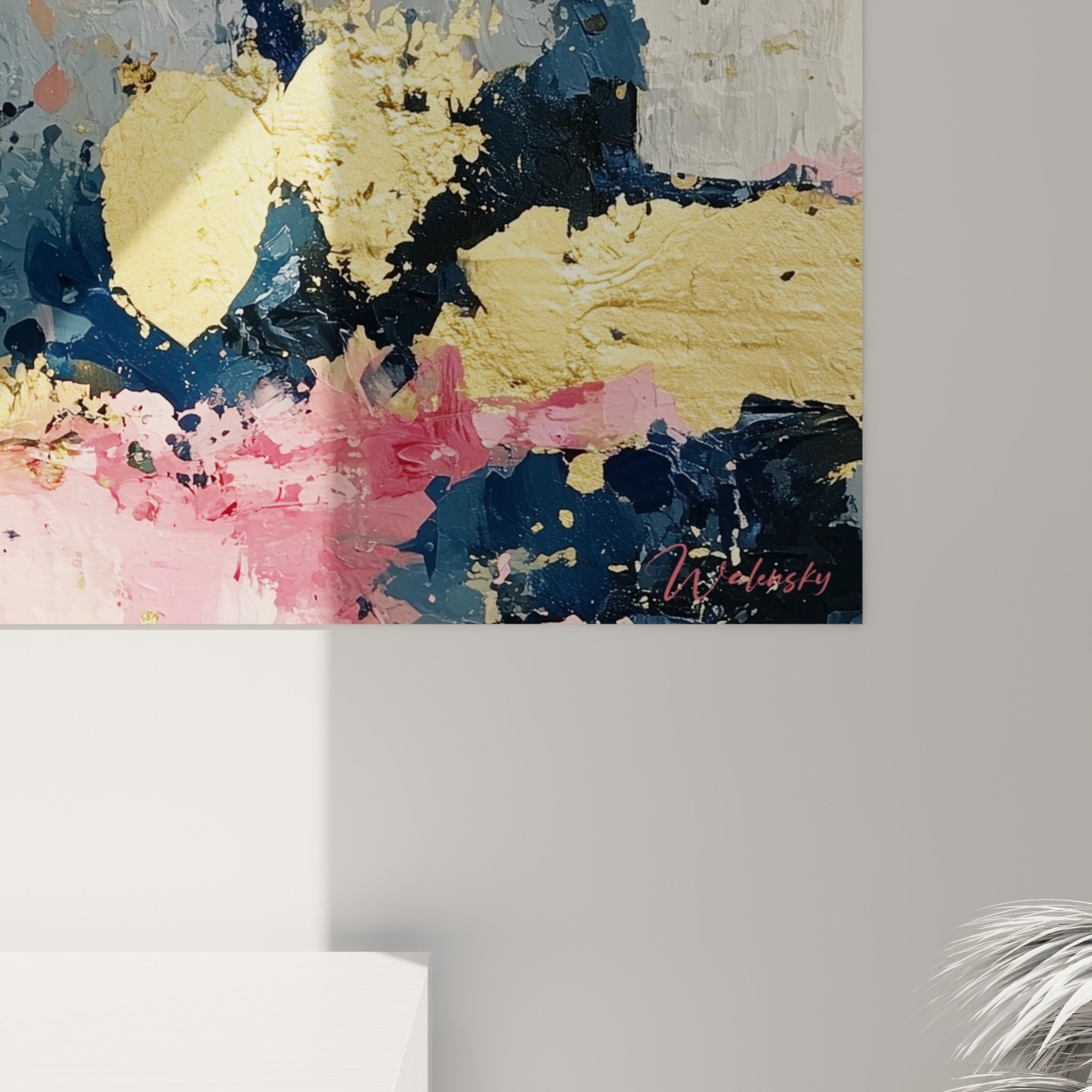 Empâtements dorés et coulures roses de ce style Peinture abstrait, matière épaisse et grain visible sur bleu marine